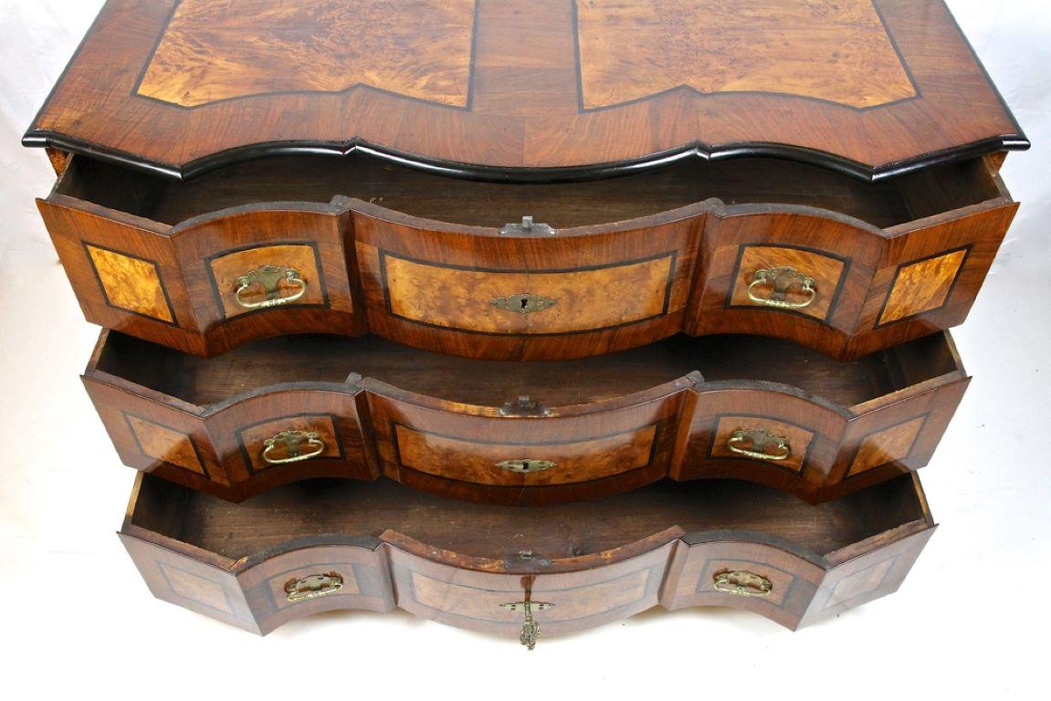 Incrusté Commode baroque du 18e siècle, bois de noyer/érable, Autriche vers 1770 en vente
