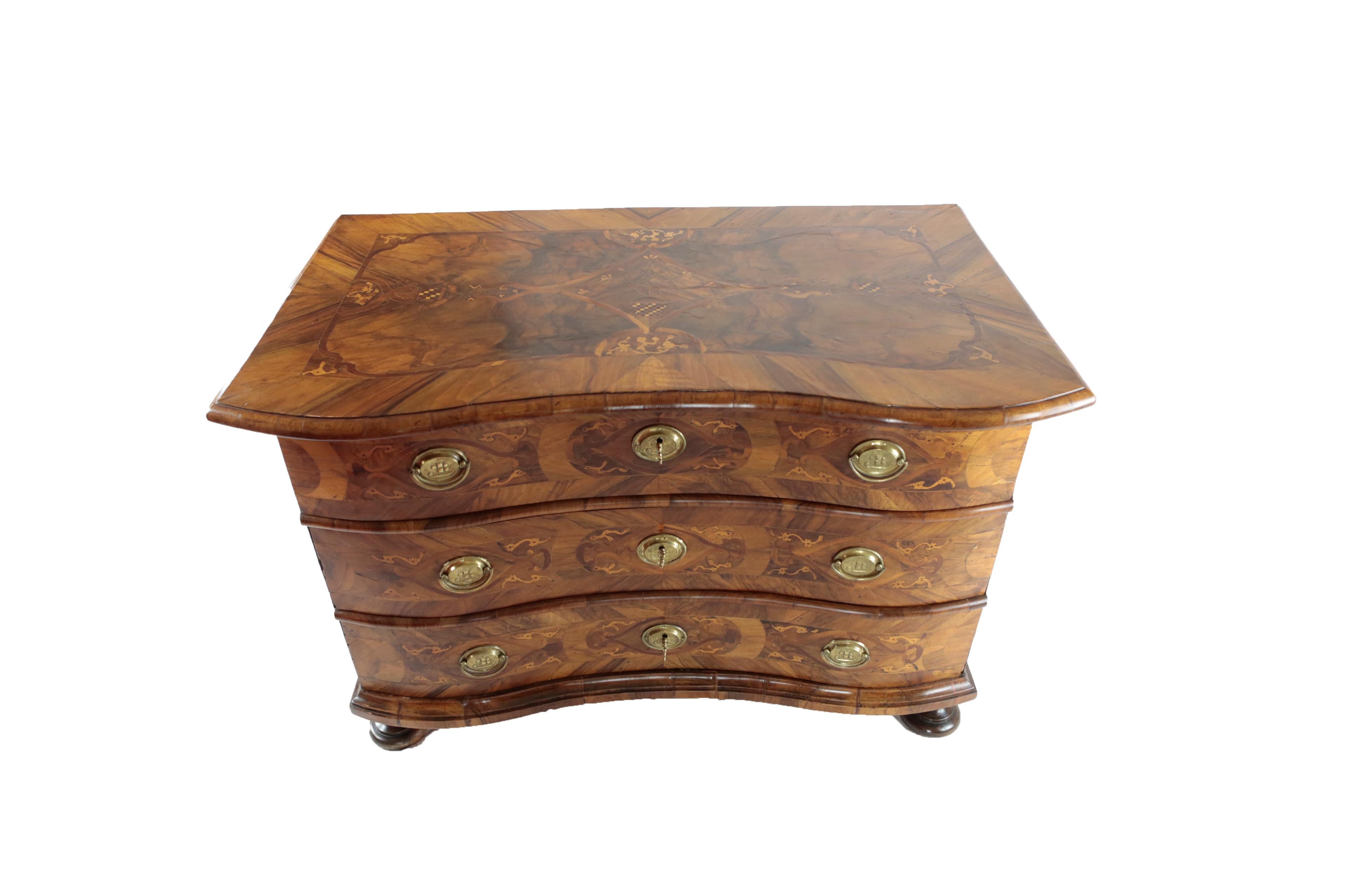 18th Century Baroque Chest of Drawers Nutwood, South Germany (Furnier) im Angebot