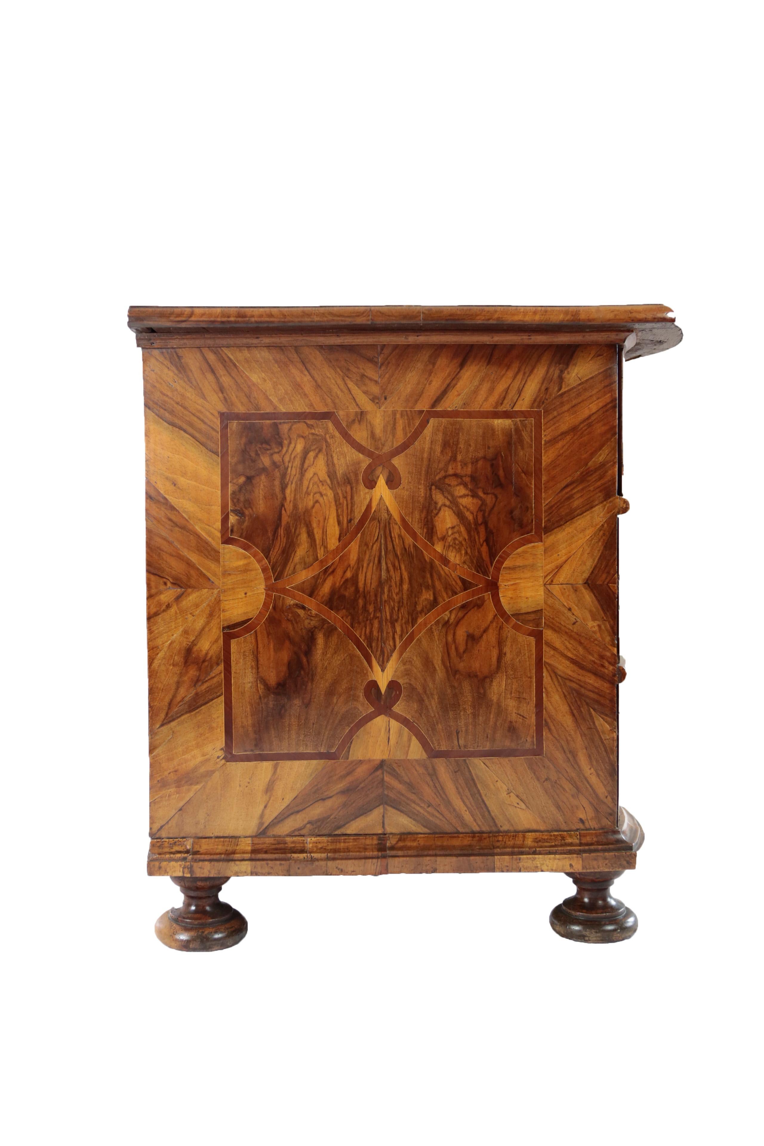 18th Century Baroque Chest of Drawers Nutwood, South Germany im Zustand „Gut“ im Angebot in Muenster, NRW
