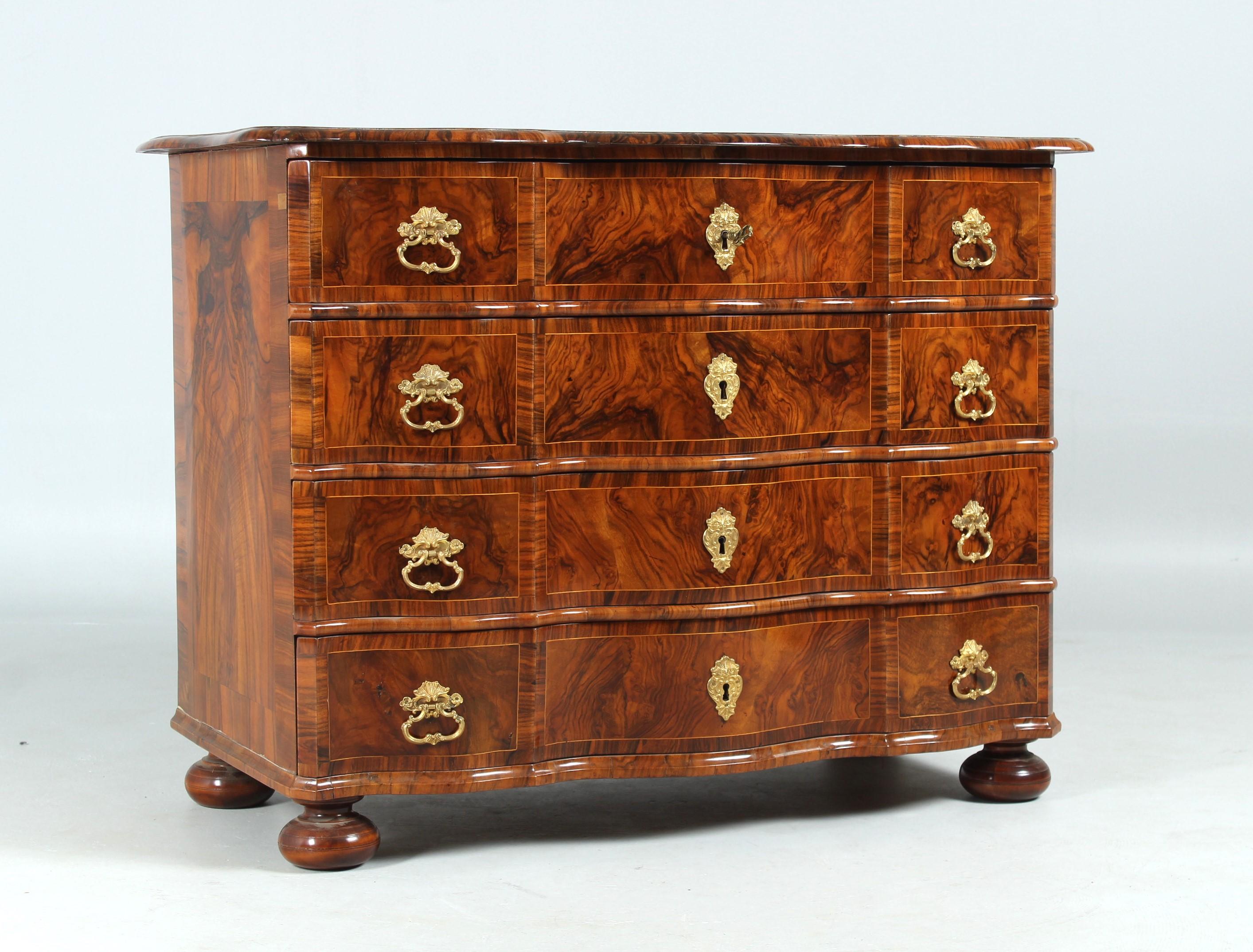 Antique chest of drawers, walnut veneer, four drawers

Hesse
Walnut
Baroque around 1750

Dimensions: H x W x D: 86 x 115 x 61 cm

Description:
Baroque four-bay chest of drawers with curved front standing on ball feet.

The base and the