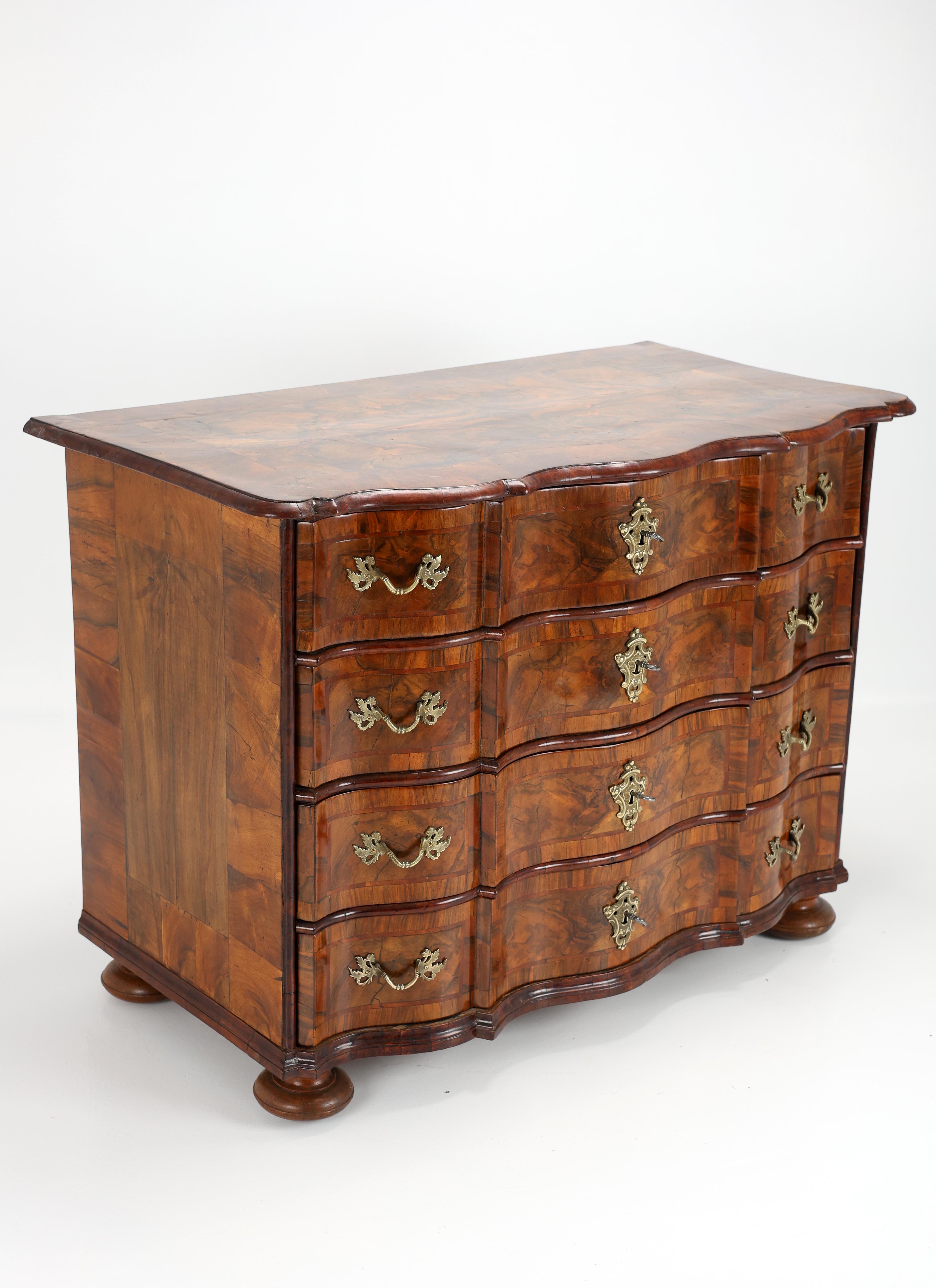 Cassettone barocco del XVIII secolo,
Germania, 1750
Noce

Questo mobile del XVIII secolo proveniente dalla Germania, datato intorno al 1750, è un eccezionale esempio di artigianato barocco. Il corpo, realizzato in legno di pino e meticolosamente