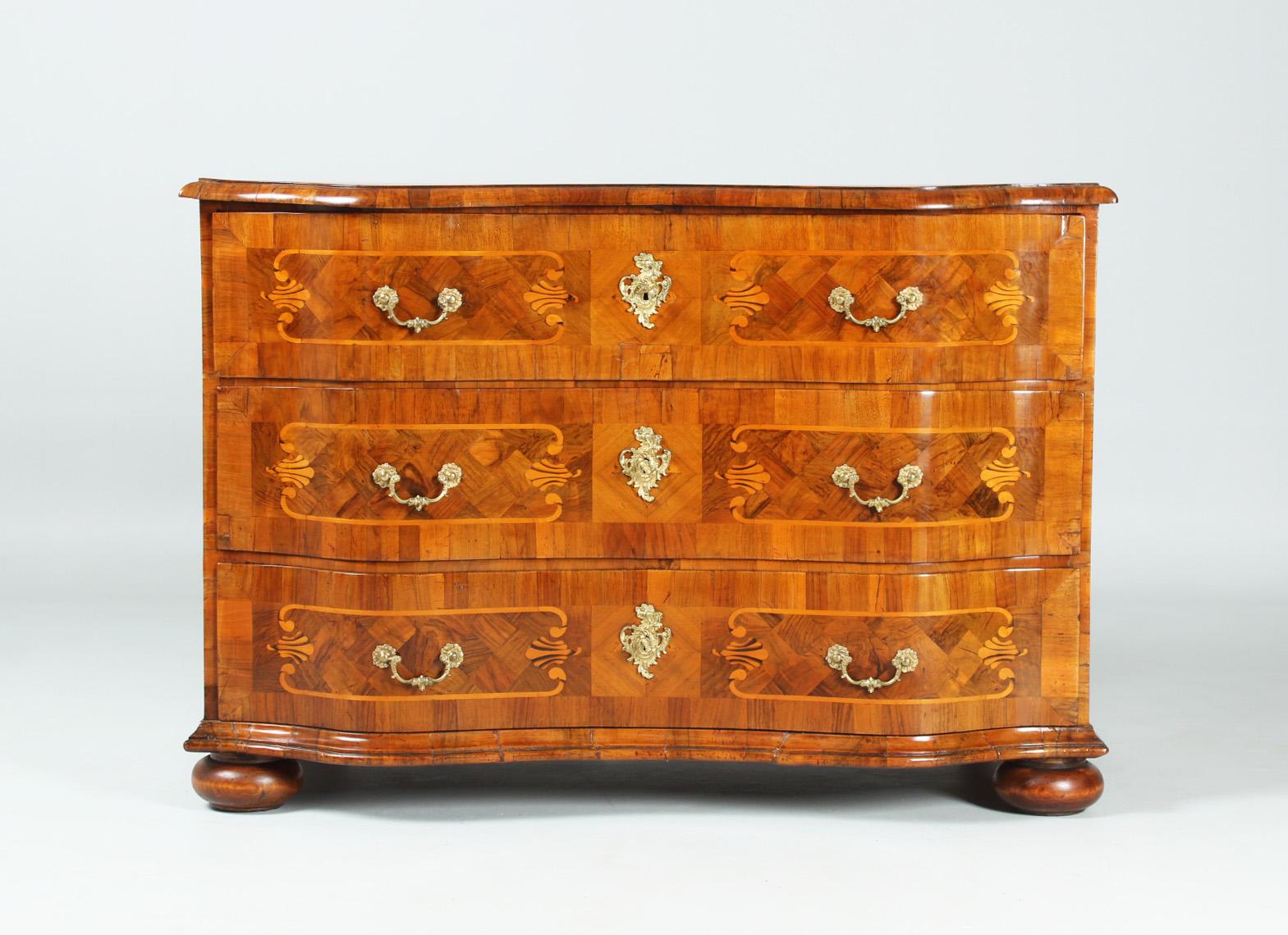 Antique Baroque chest of drawers with three drawers

Middle German
Walnut
Baroque around 1750

Dimensions: H x W x D: 80 x 117 x 66 cm

Description:
Beautiful and well-proportioned chest of drawers from the Middle German Baroque.

A