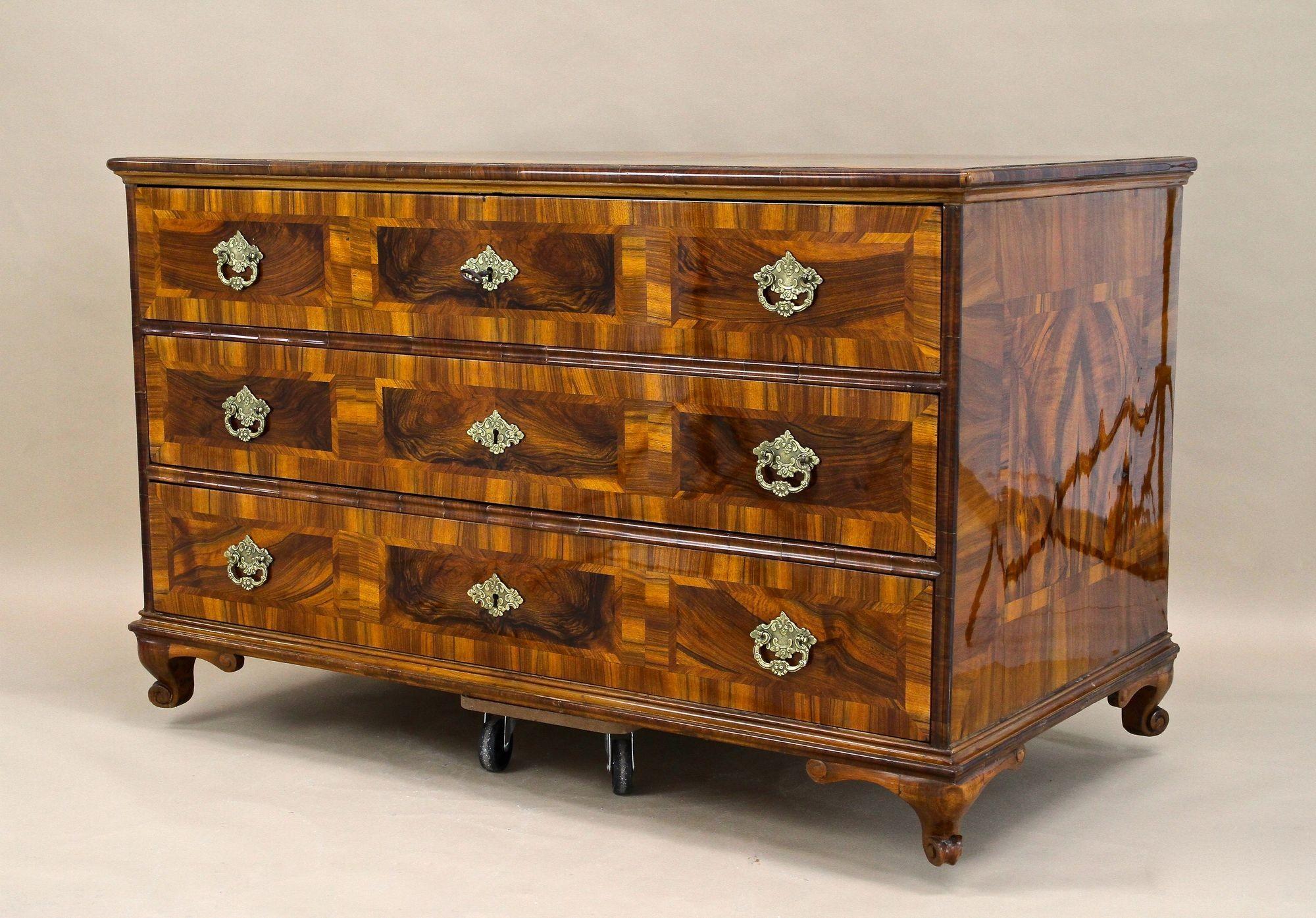 Preziosa cassettiera tardo-barocca o classica austriaca della fine del XVIII secolo. Questo straordinario capolavoro di arredamento barocco europeo faceva parte dell'inventario di un castello privato. Realizzata ad arte nel periodo intorno al 1780 -