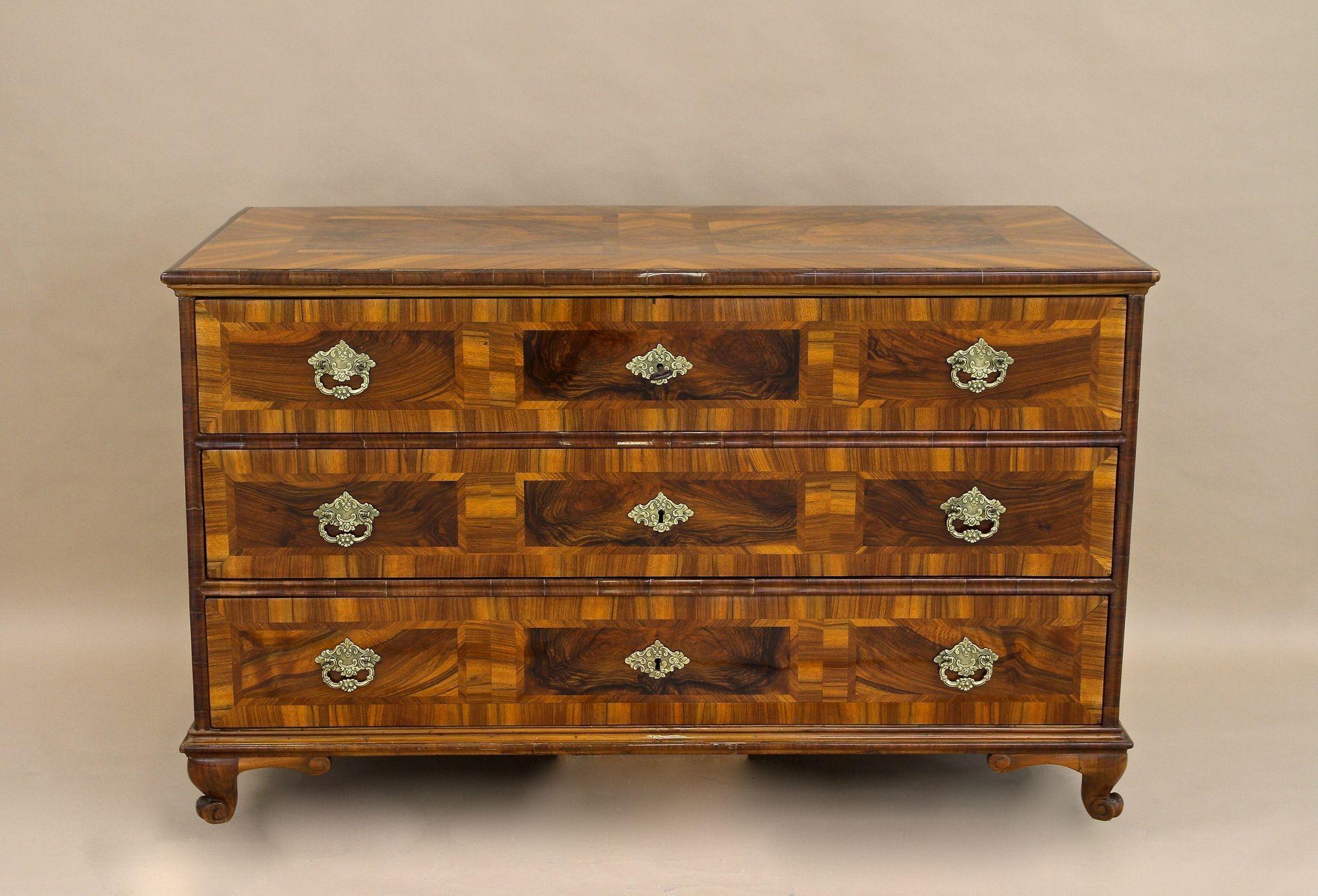 Barocco Cassettiera barocca/classica del XVIII secolo, legno di noce, Austria 1780 ca. in vendita