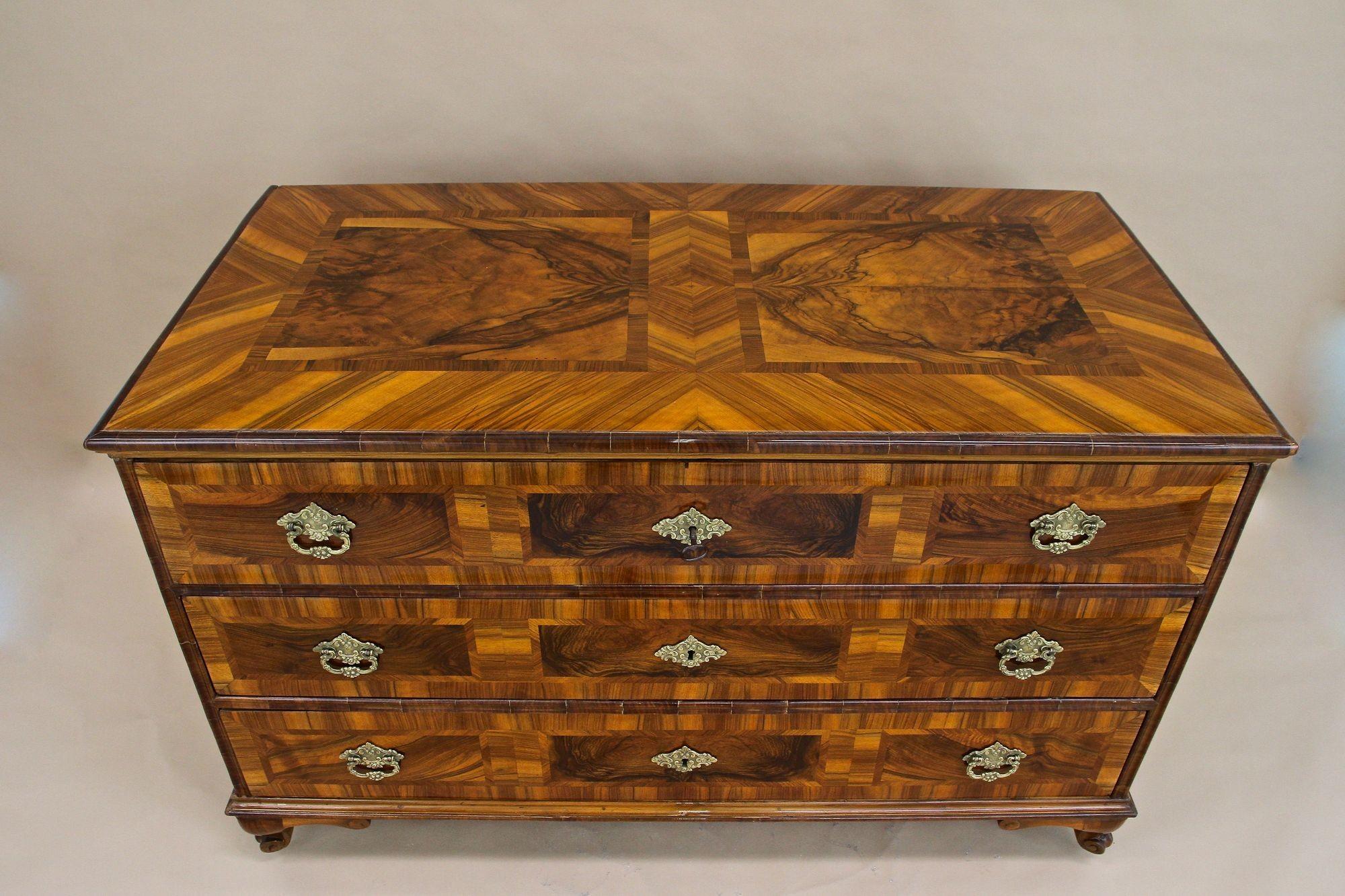 Austriaco Cassettiera barocca/classica del XVIII secolo, legno di noce, Austria 1780 ca. in vendita