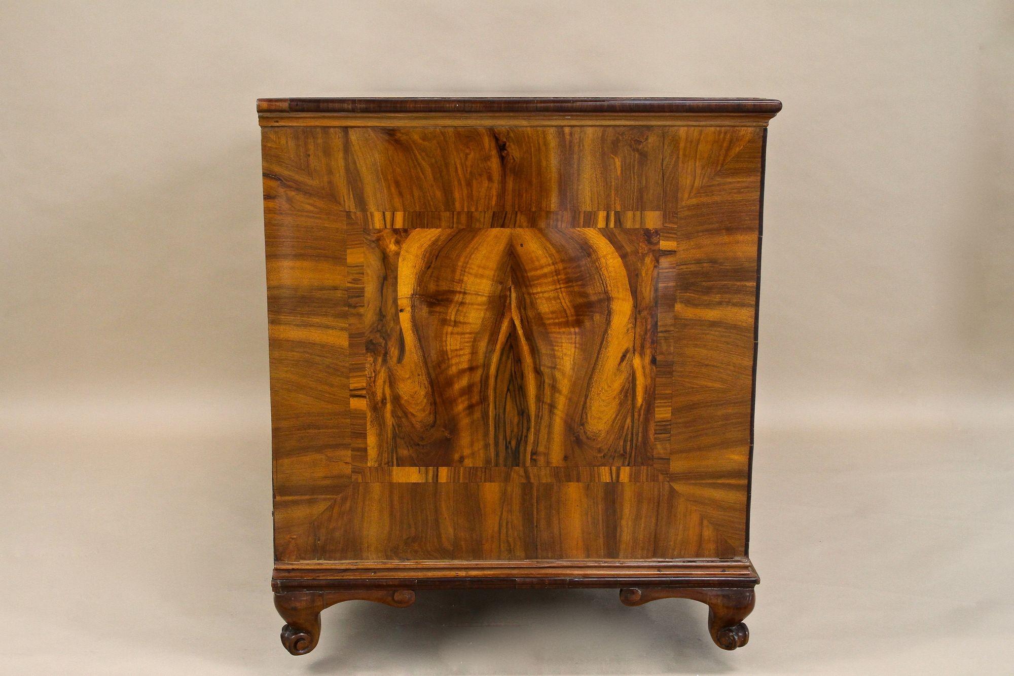 Fatto a mano Cassettiera barocca/classica del XVIII secolo, legno di noce, Austria 1780 ca. in vendita