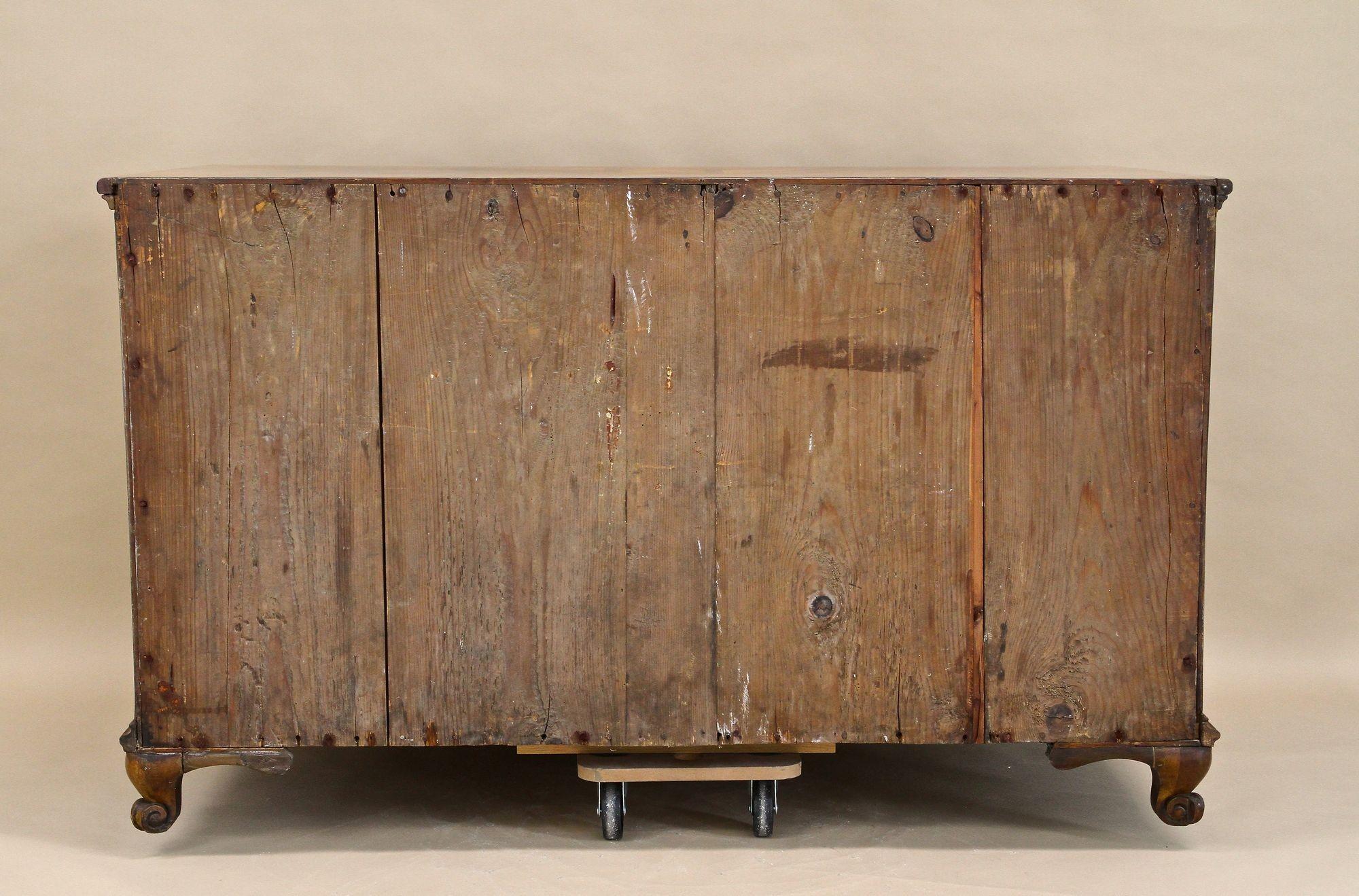 Cassettiera barocca/classica del XVIII secolo, legno di noce, Austria 1780 ca. In condizioni buone in vendita a Lichtenberg, AT