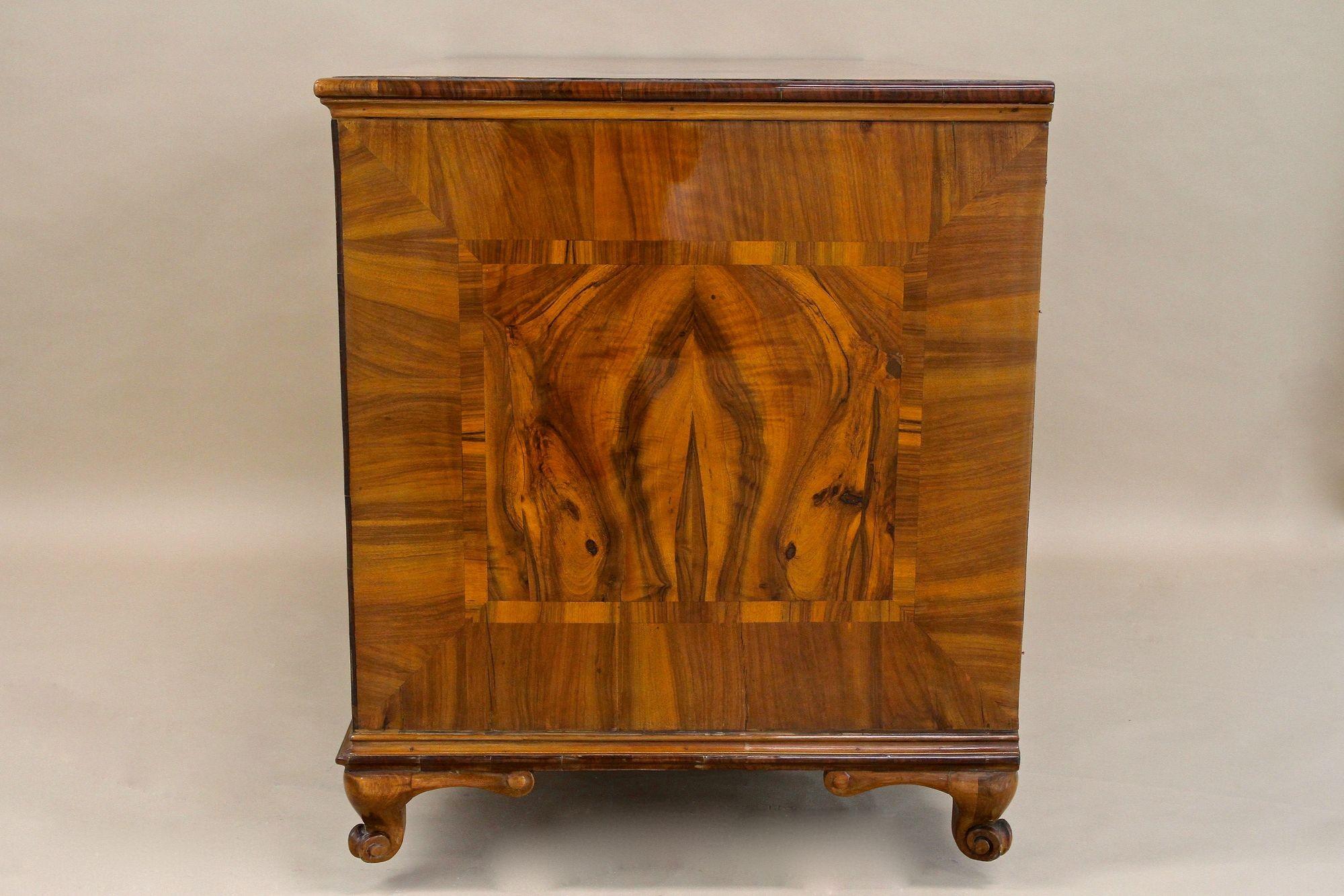Ottone Cassettiera barocca/classica del XVIII secolo, legno di noce, Austria 1780 ca. in vendita