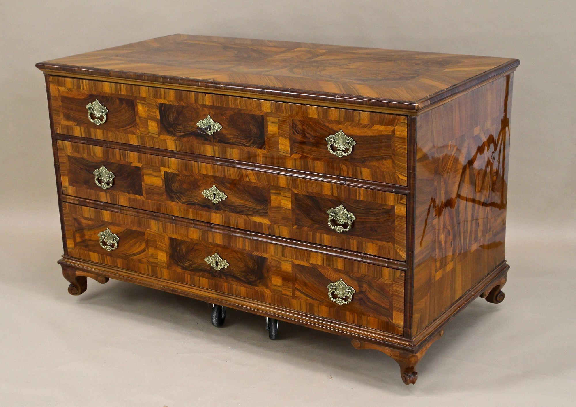 Cassettiera barocca/classica del XVIII secolo, legno di noce, Austria 1780 ca. in vendita 1