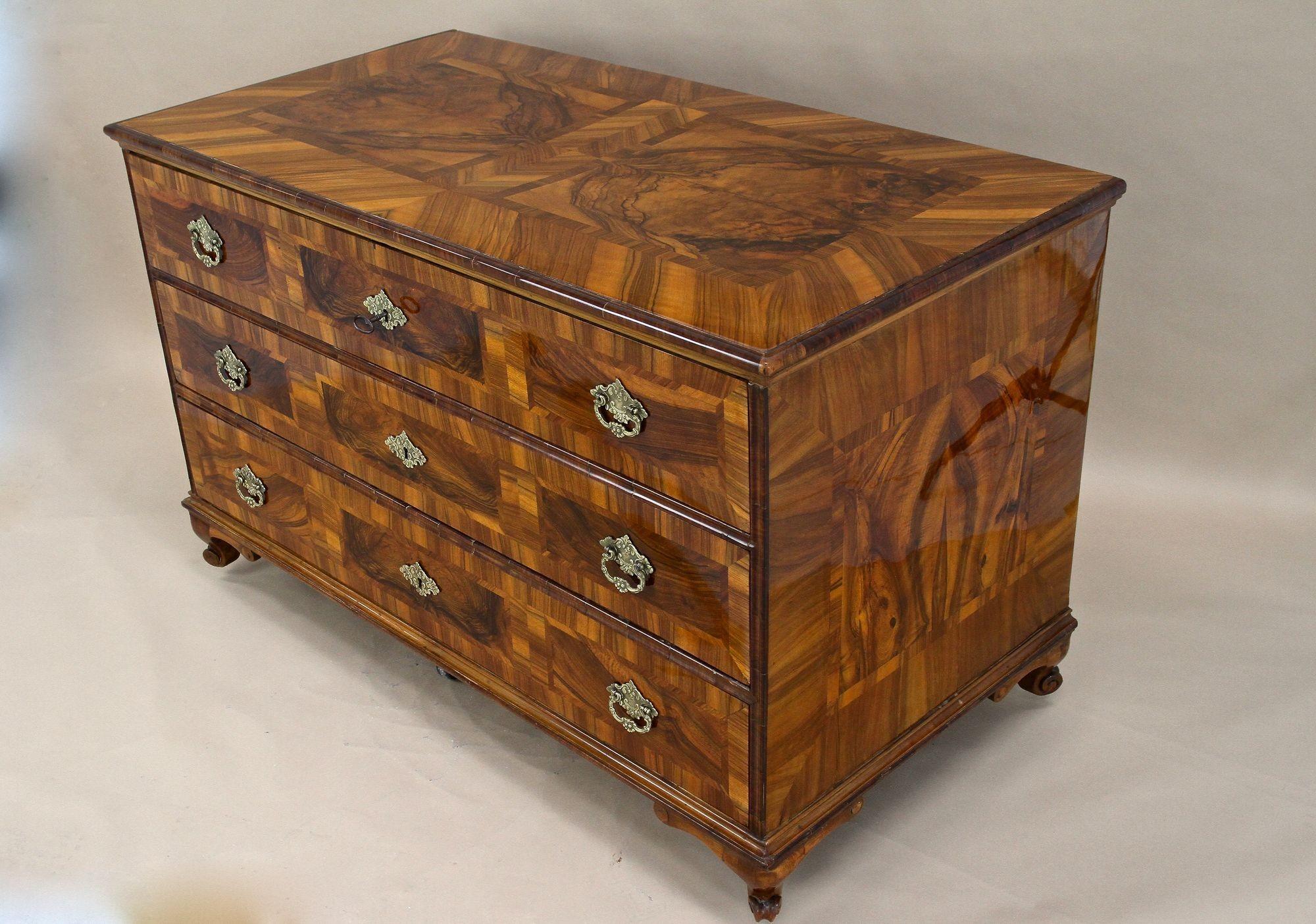Cassettiera barocca/classica del XVIII secolo, legno di noce, Austria 1780 ca. in vendita 2
