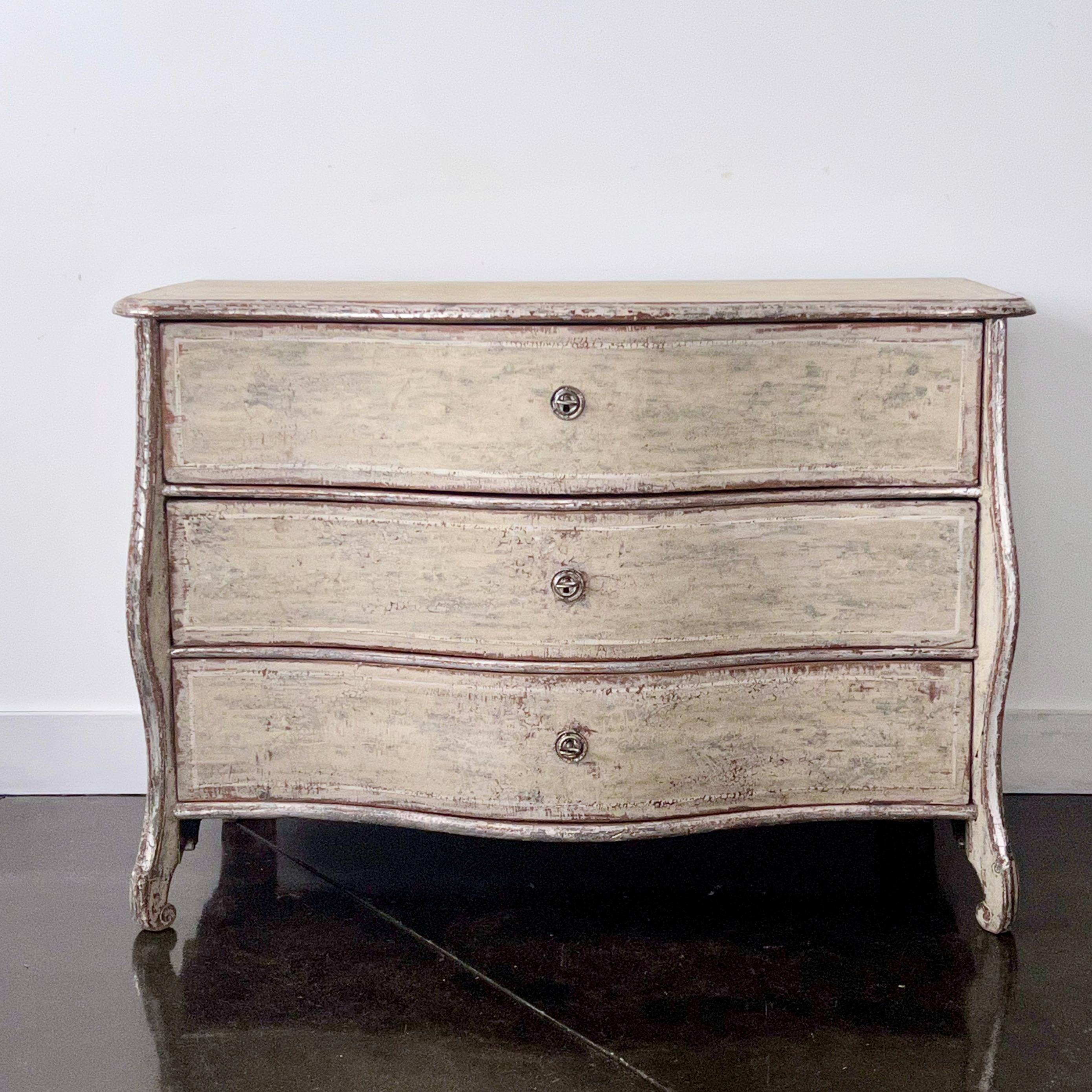18th Century chest of drawers from late Baroque period in richly carved curvaceous serpentine drawer fronts, shaped top and unusual skillfully carved feet in super later patina finish.
Germany 18th Century.

More than ever, we selected the best,