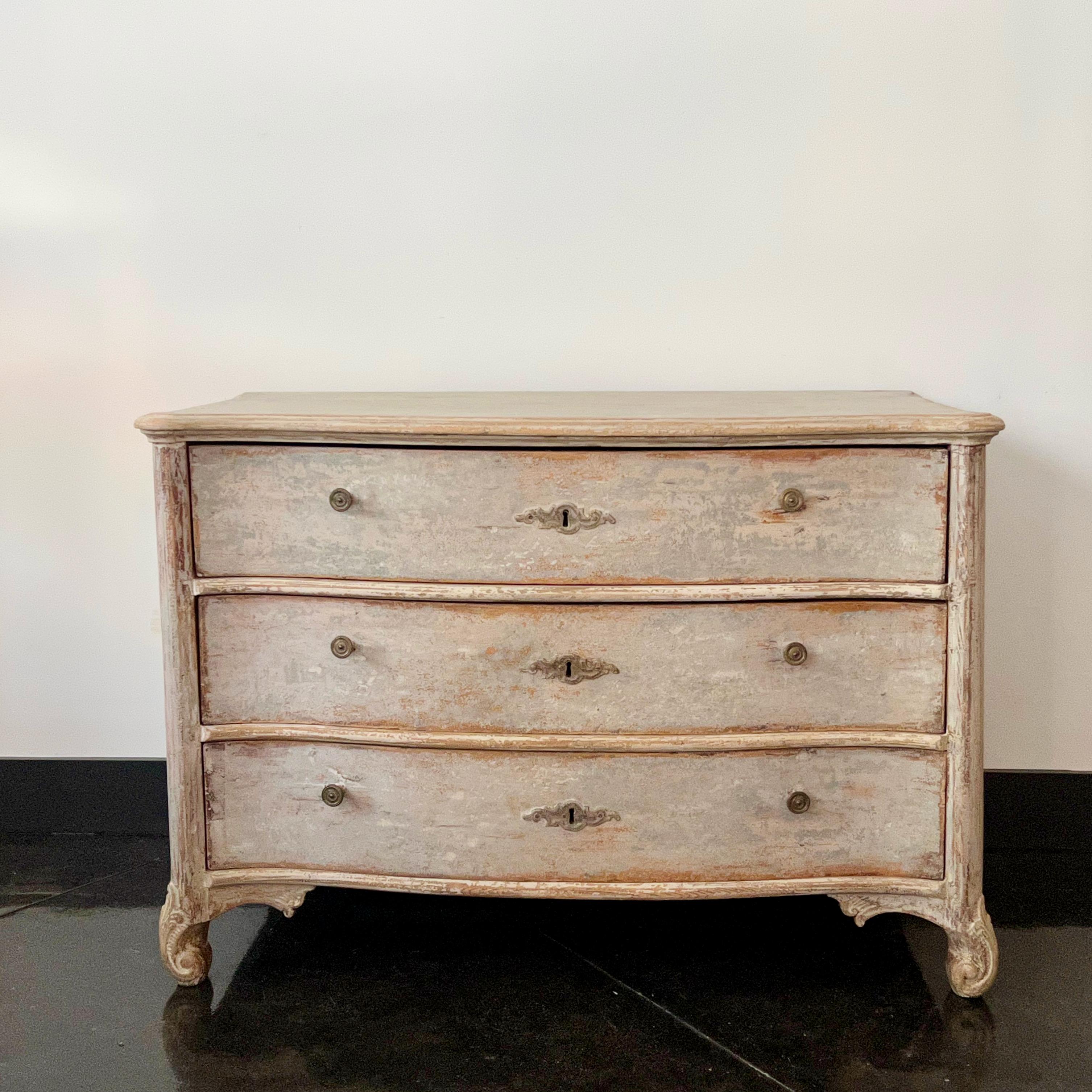 Hand-Carved 18th Century Baroque Commode For Sale