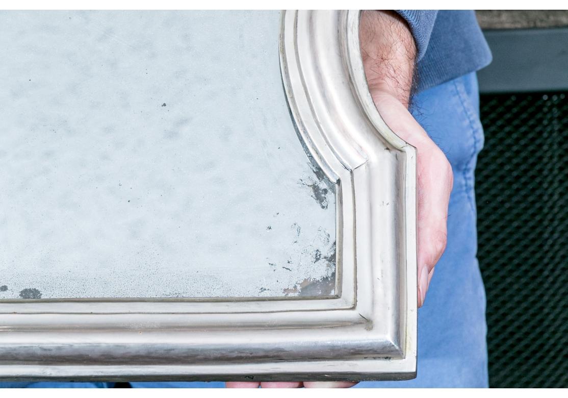 Miroir de forme cartouche à étage avec 800 argent sur un cadre en bois. Le verre du miroir a un biseau conforme de 5/8