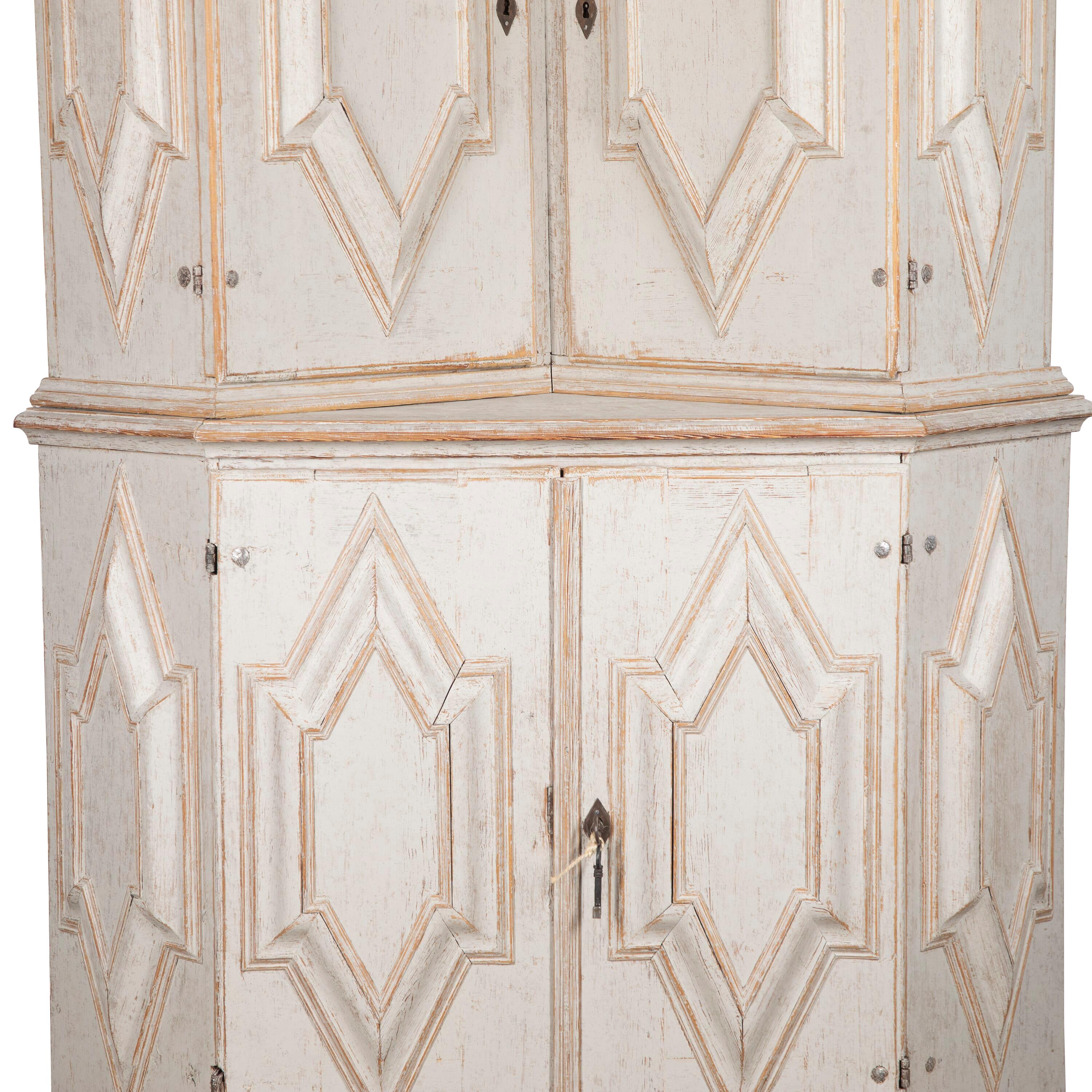 18th Century Baroque Corner Cabinet For Sale 4