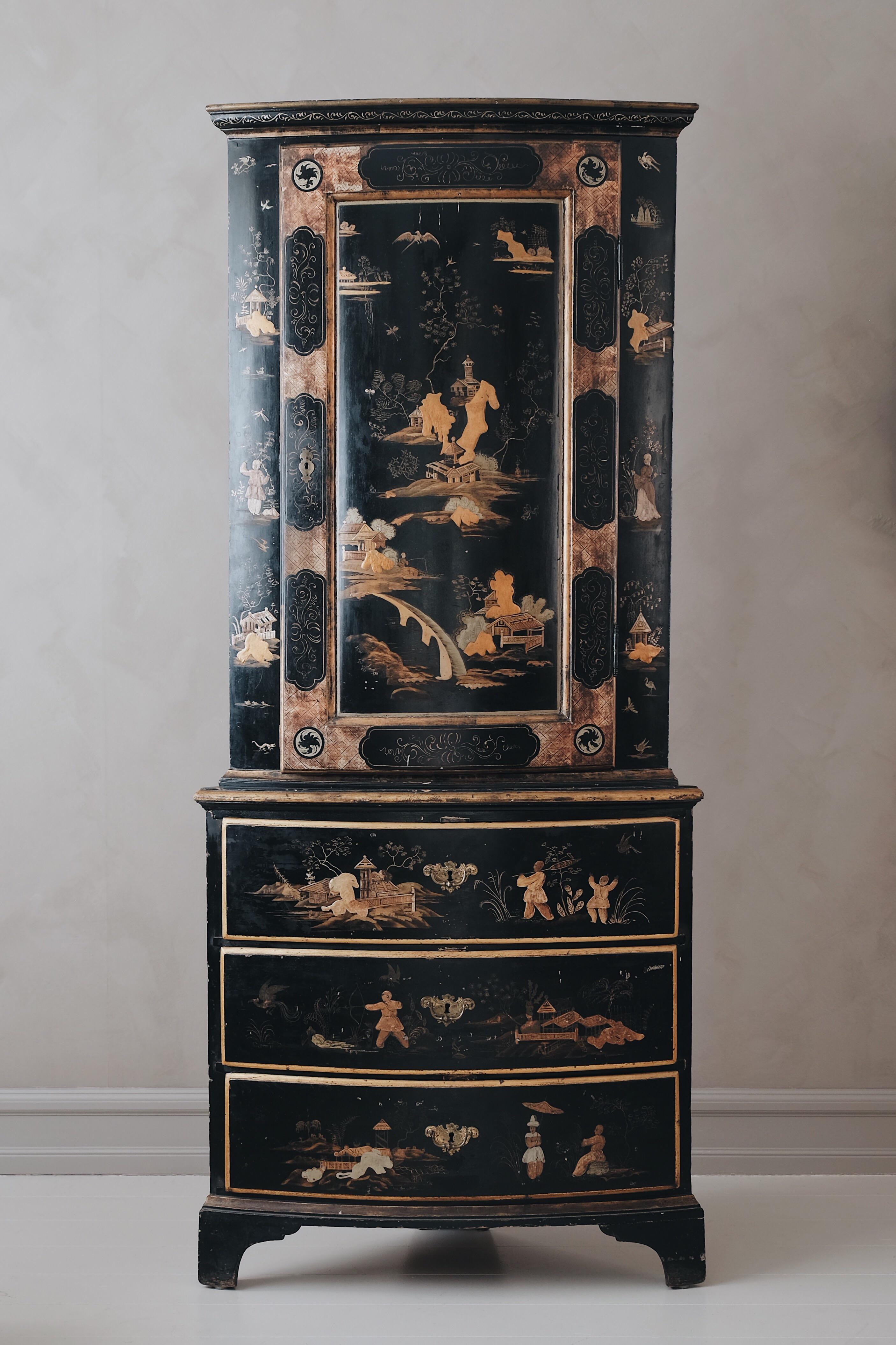 Remarkable and very rare 18th century Swedish late Baroque chinoiserie corner cabinet, circa 1750 Stockholm. 

Embodying the 18th century European dream of China with its Chinese motifs made in golden and silver leaf. Although this cabinet has