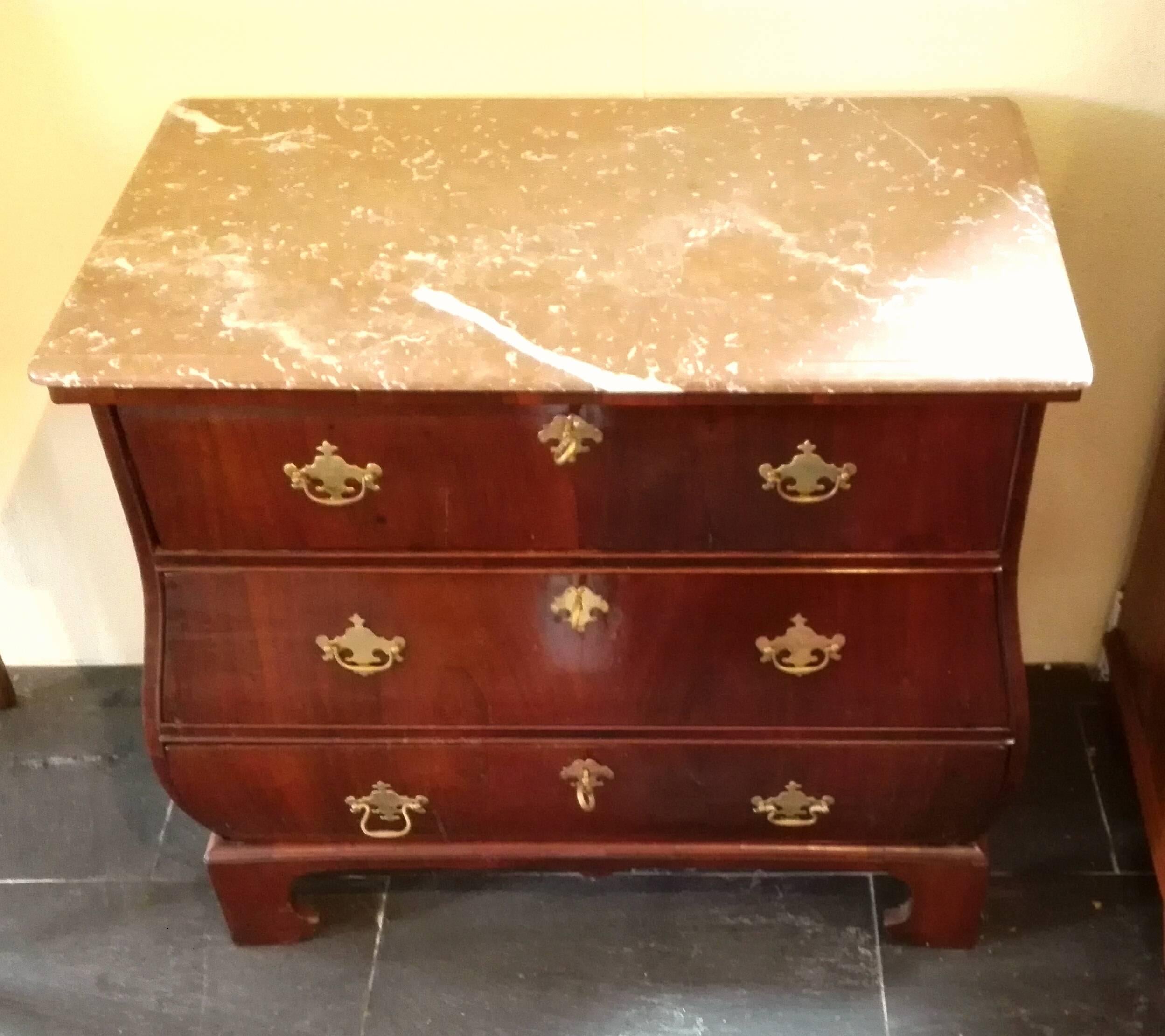 This, very small and absolutely fine, Swedish Baroque chest of drawers, is complete , but absolutely sensitive and expertly restored and shellac hand polished ! The cambered body and the moving drawers form a harmonious symbioses. Fittings and box