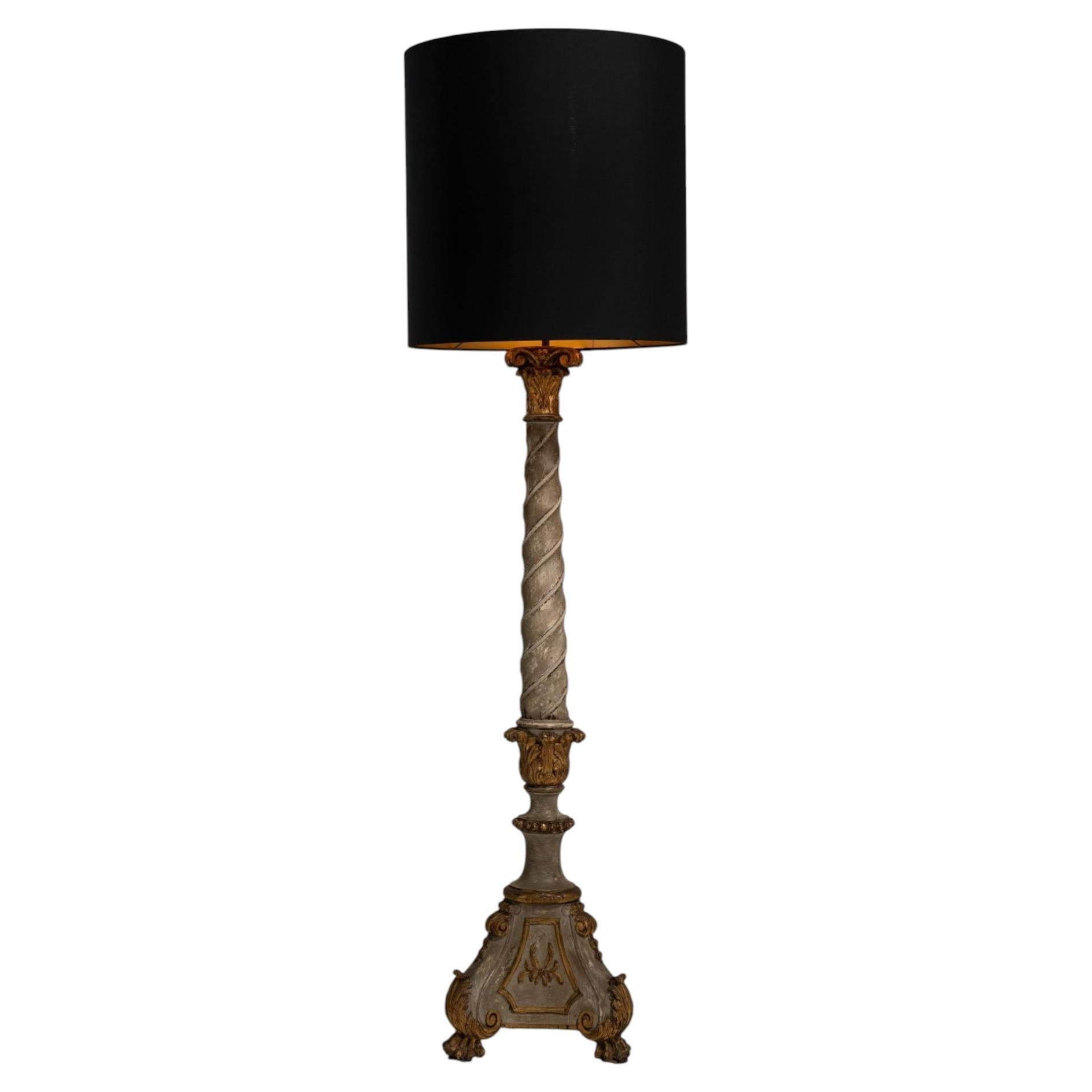 Lampada da terra in stile barocco del XVIII secolo con base in legno marrone e paralume in tessuto