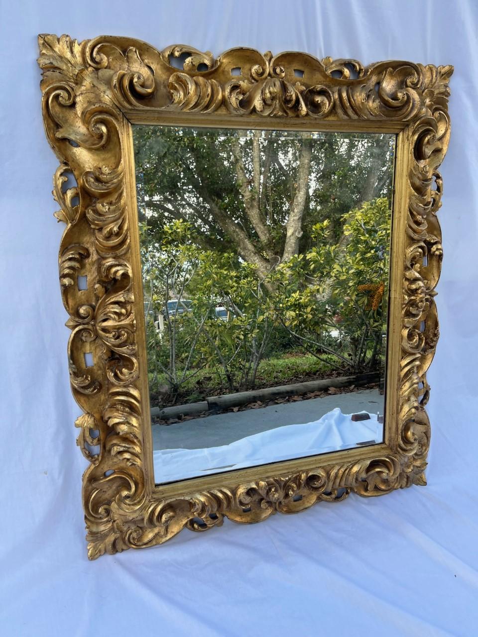 Fin du 18e siècle Baroque Florentine Miroir en bois doré sculpté à la main

Grand miroir spectaculaire d'époque baroque de la fin du XVIIIe siècle, cadre en bois doré feuillagé abondamment sculpté à la main. Cet artisan a utilisé la technique