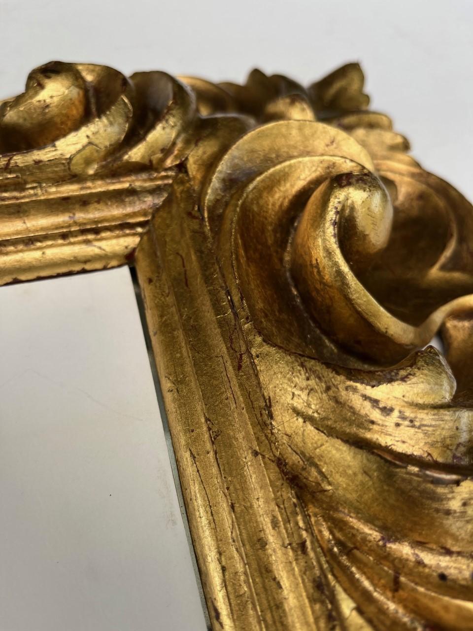 italien Miroir baroque florentin du XVIIIe siècle en bois doré sculpté à la main. en vente