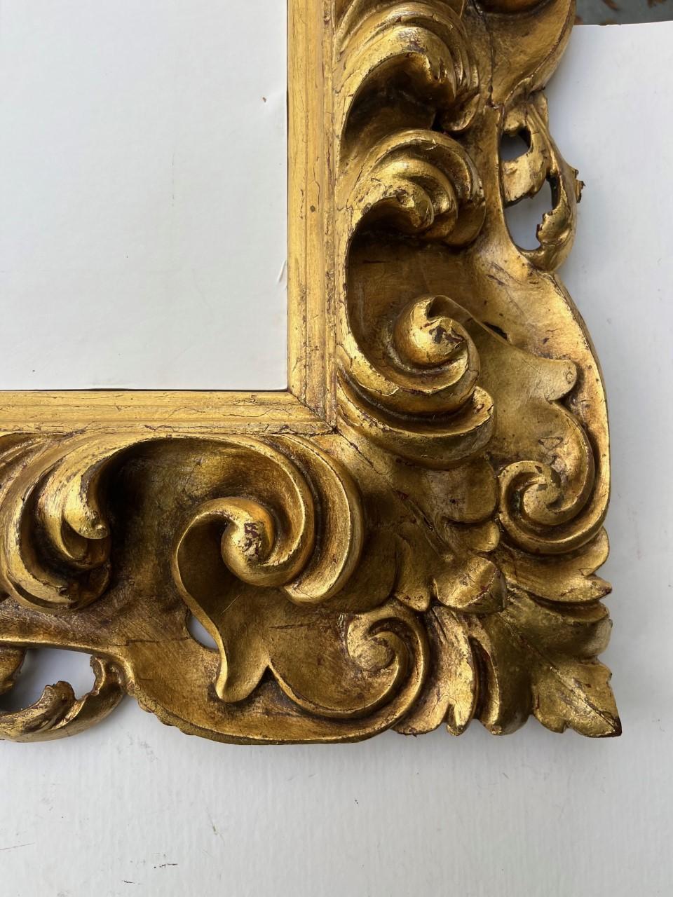 Miroir baroque florentin du XVIIIe siècle en bois doré sculpté à la main. Bon état - En vente à Vero Beach, FL