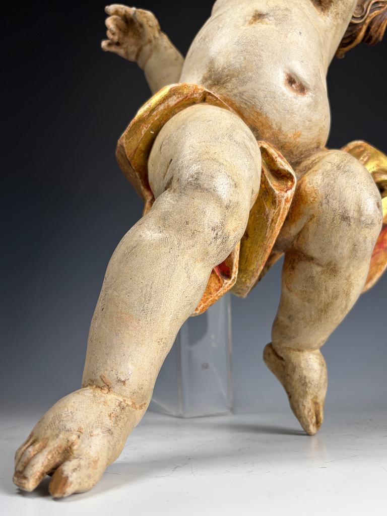 Putto baroque en bois doré du 18e siècle - Chérubin antique sculpté et peint à la main en vente 5