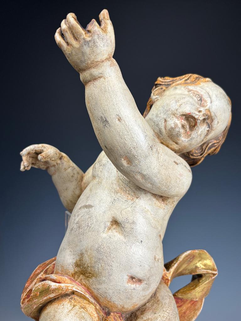 Putto baroque en bois doré du 18e siècle - Chérubin antique sculpté et peint à la main en vente 6
