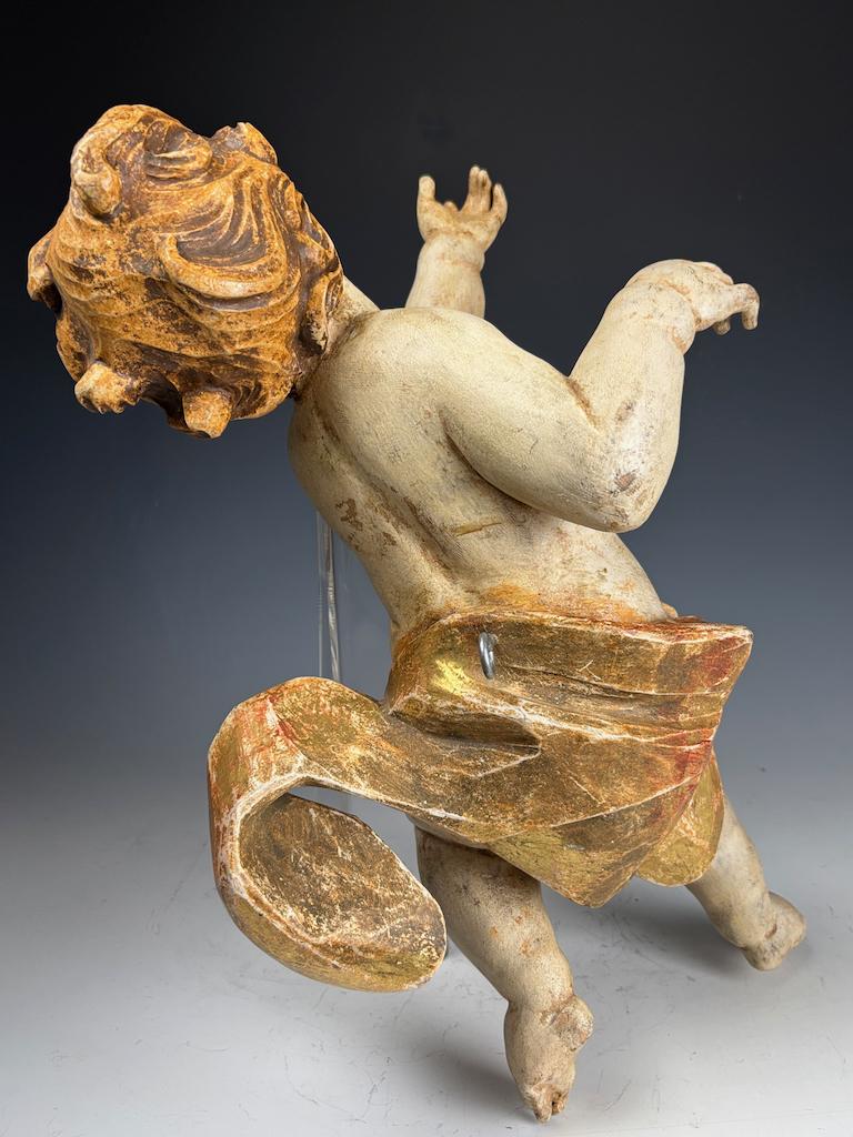 Putto baroque en bois doré du 18e siècle - Chérubin antique sculpté et peint à la main en vente 7