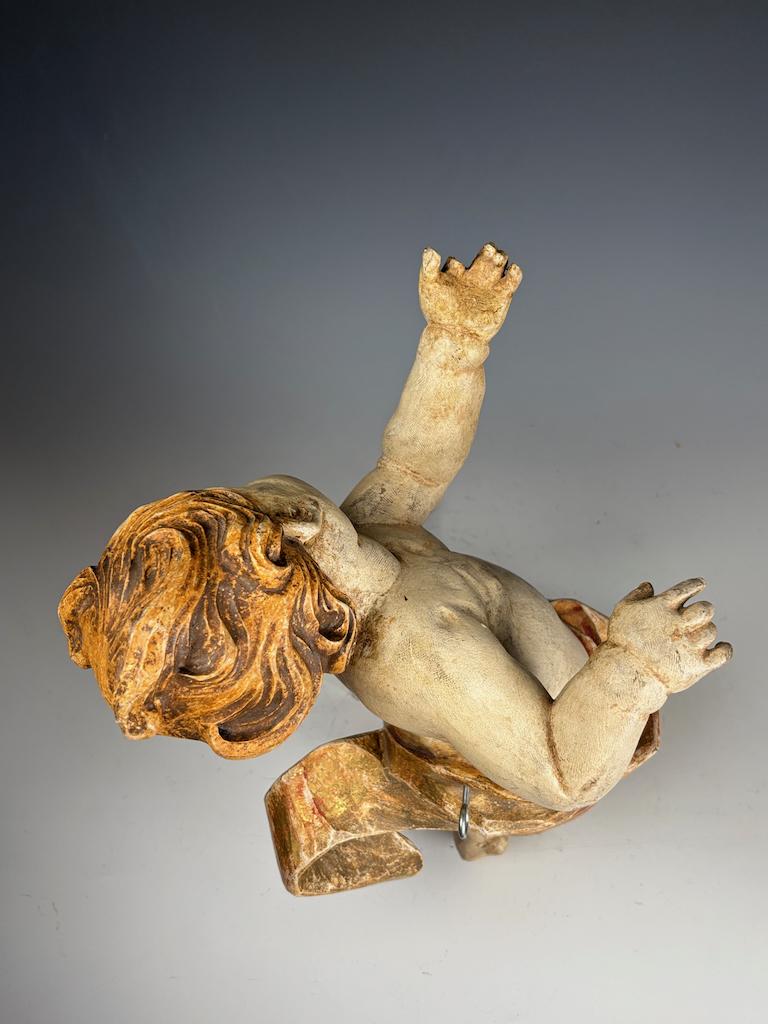 Putto baroque en bois doré du 18e siècle - Chérubin antique sculpté et peint à la main en vente 10
