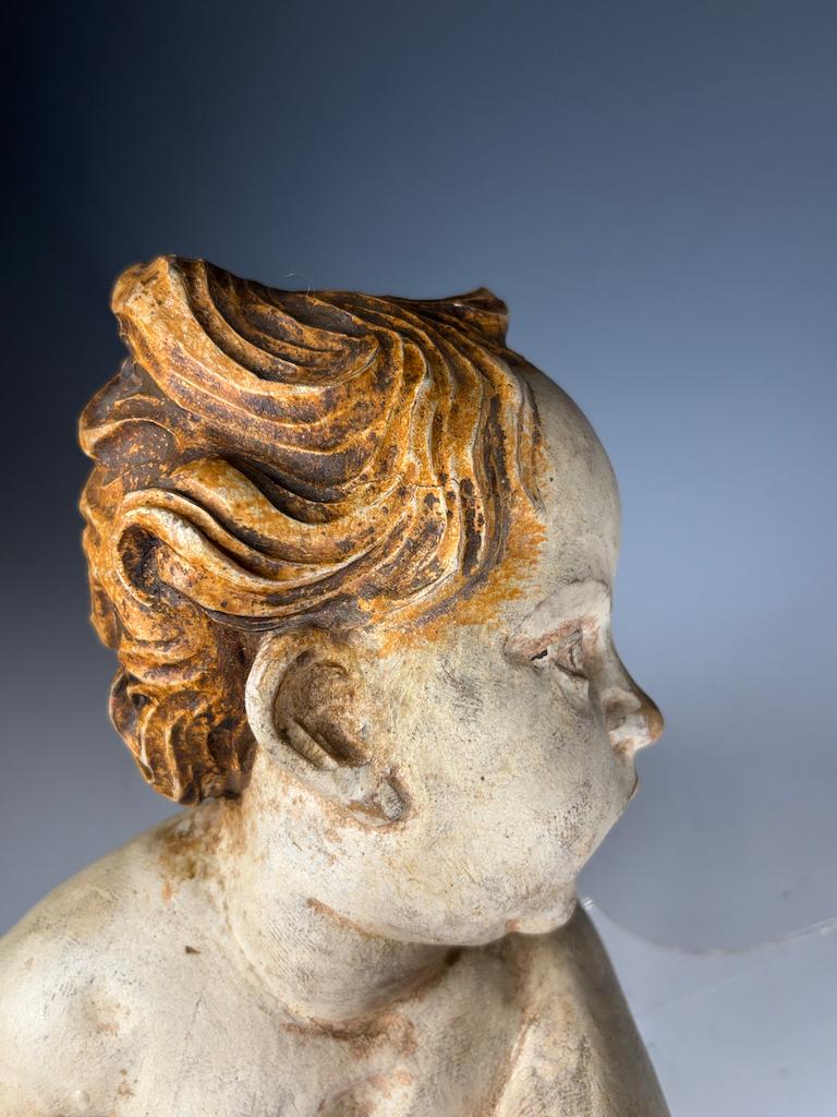 Putto baroque en bois doré du 18e siècle - Chérubin antique sculpté et peint à la main en vente 13