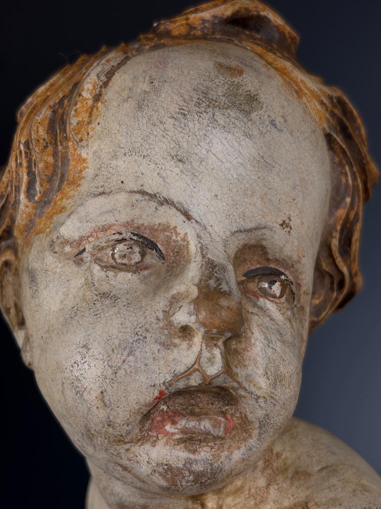 XVIIIe siècle et antérieur Putto baroque en bois doré du 18e siècle - Chérubin antique sculpté et peint à la main en vente