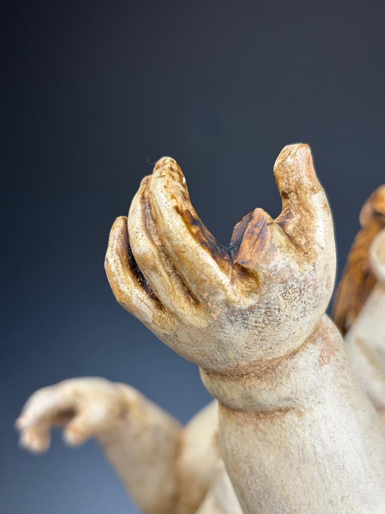 Bois Putto baroque en bois doré du 18e siècle - Chérubin antique sculpté et peint à la main en vente