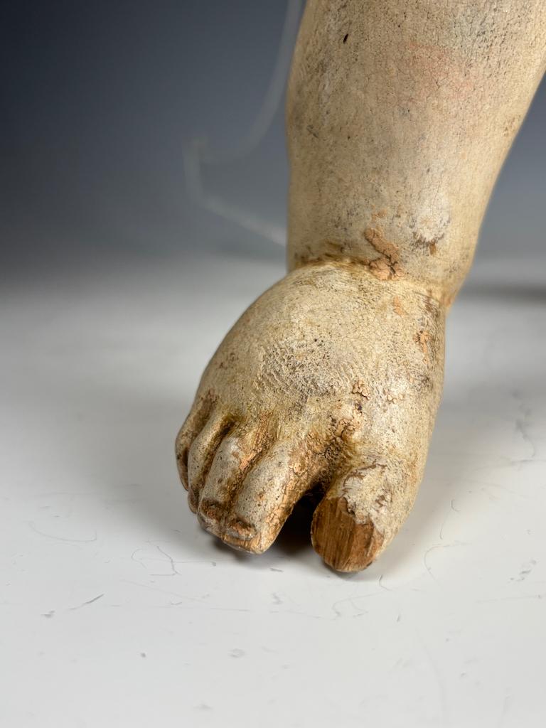 Putto baroque en bois doré du 18e siècle - Chérubin antique sculpté et peint à la main en vente 3
