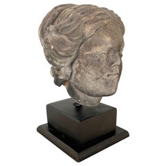 Tête de femme en grès gris baroque du 18ème siècle sur une base noire, vers 1780