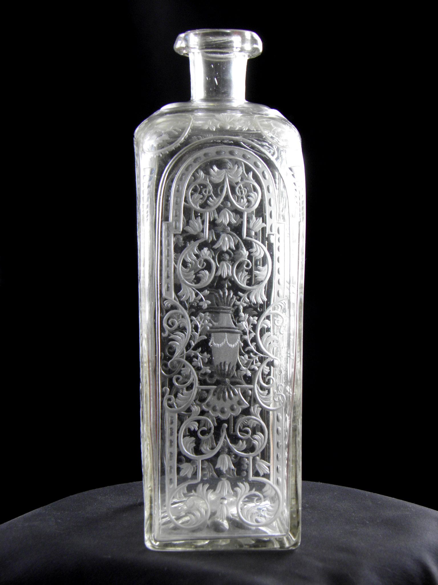 Engraved heraldic baroque bottle with a hunting motif, engraving made in miniatures, beautiful work, coat of arms and monogram F.A.R. and M.J. most likely (Augustus Rex) Germany Dresden - A beautiful piece in the collection for lovers of historical