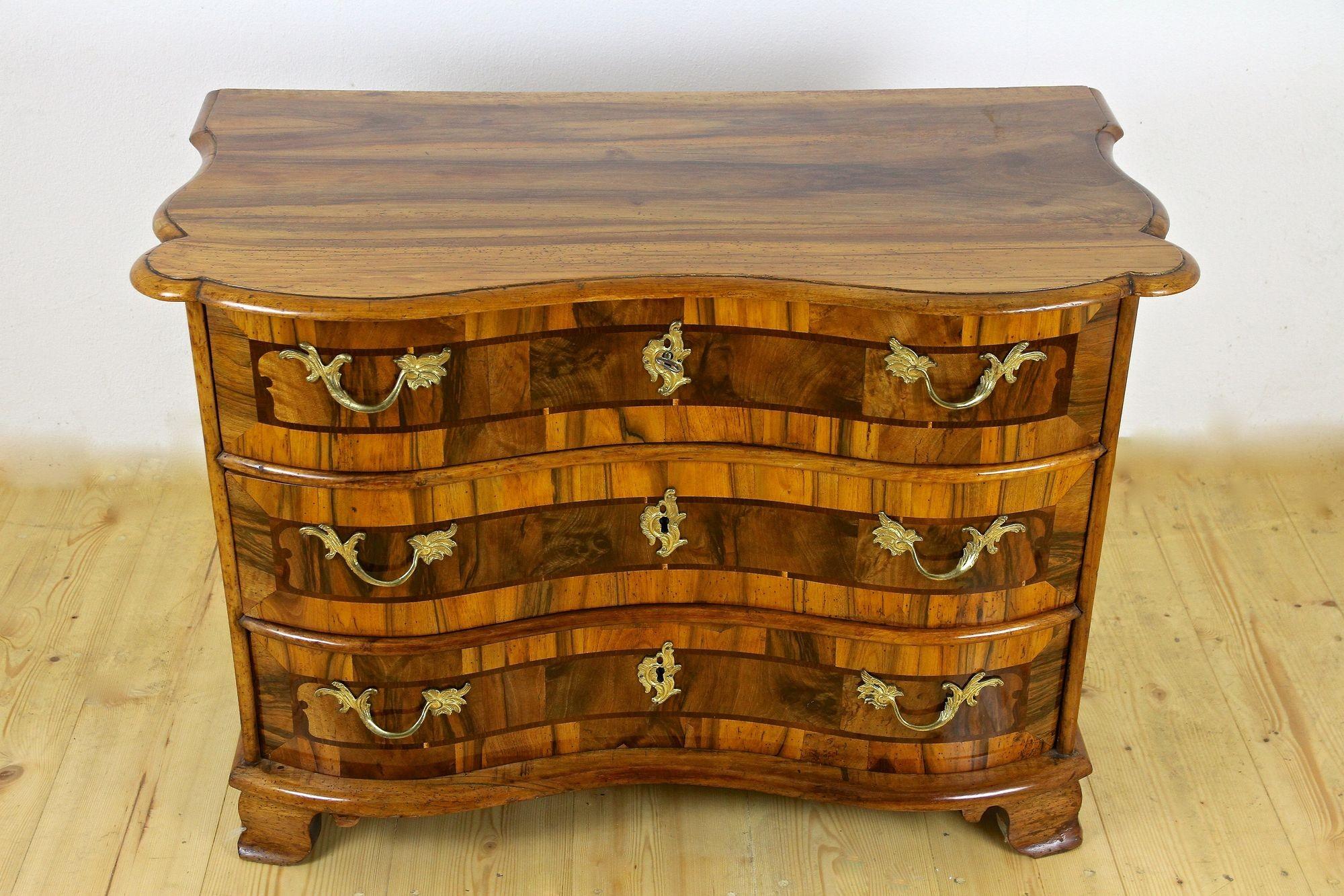 18th Century Baroque Nutwood Chest of Drawers/ Commode, South Germany circa 1760 In Good Condition For Sale In Lichtenberg, AT