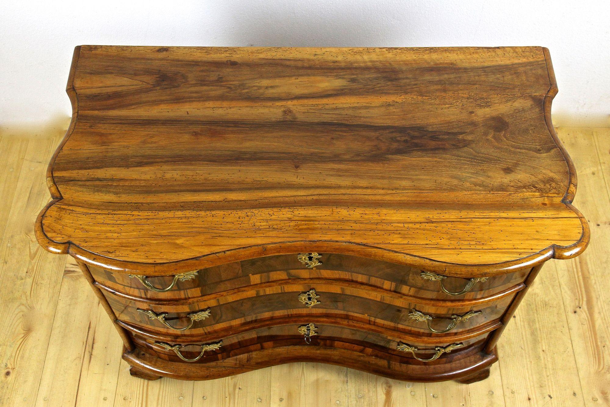 18th Century Baroque Nutwood Chest of Drawers/ Commode, South Germany circa 1760 For Sale 3