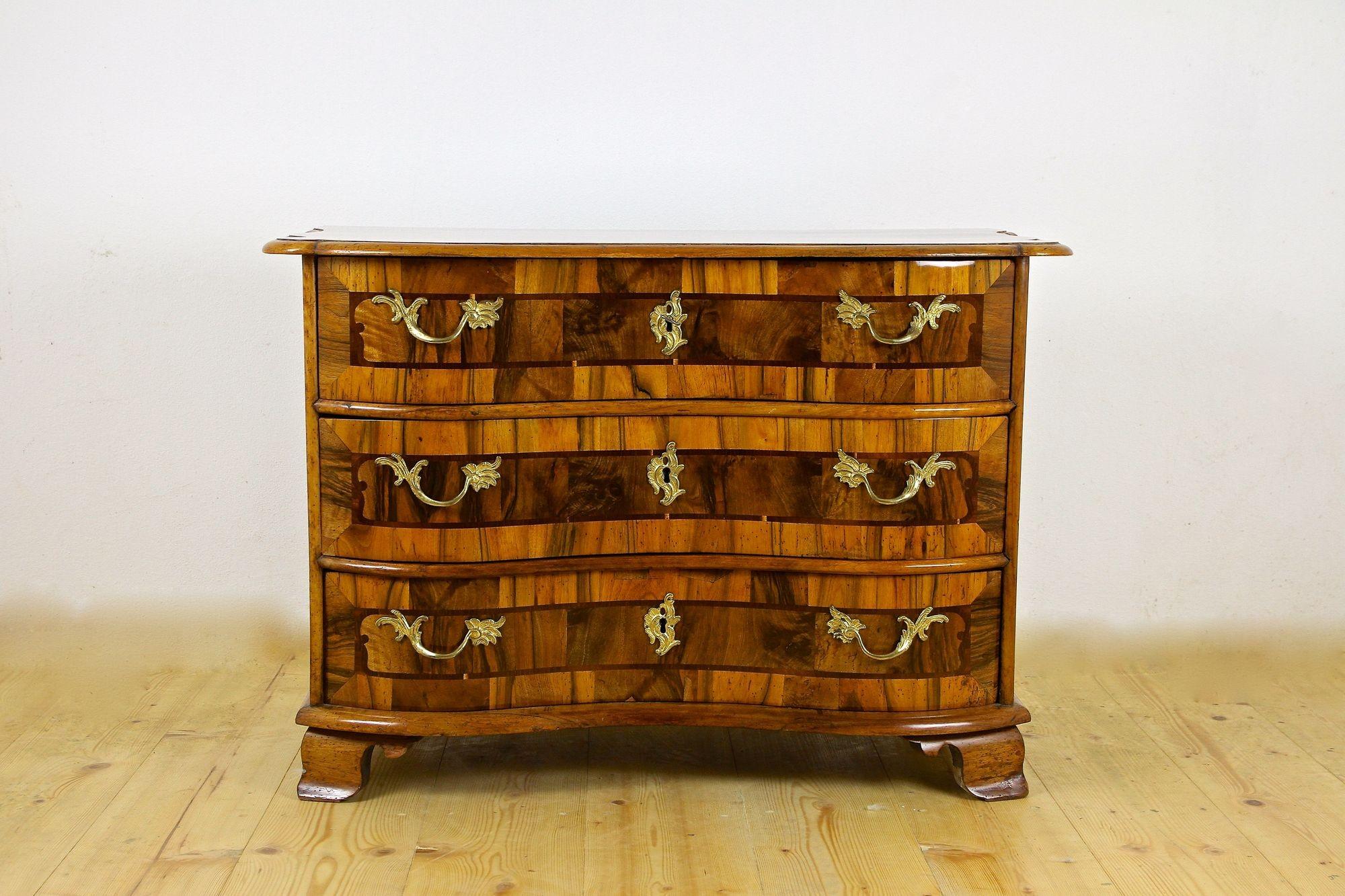 18th Century Baroque Nutwood Chest of Drawers/ Commode, South Germany circa 1760 For Sale 4