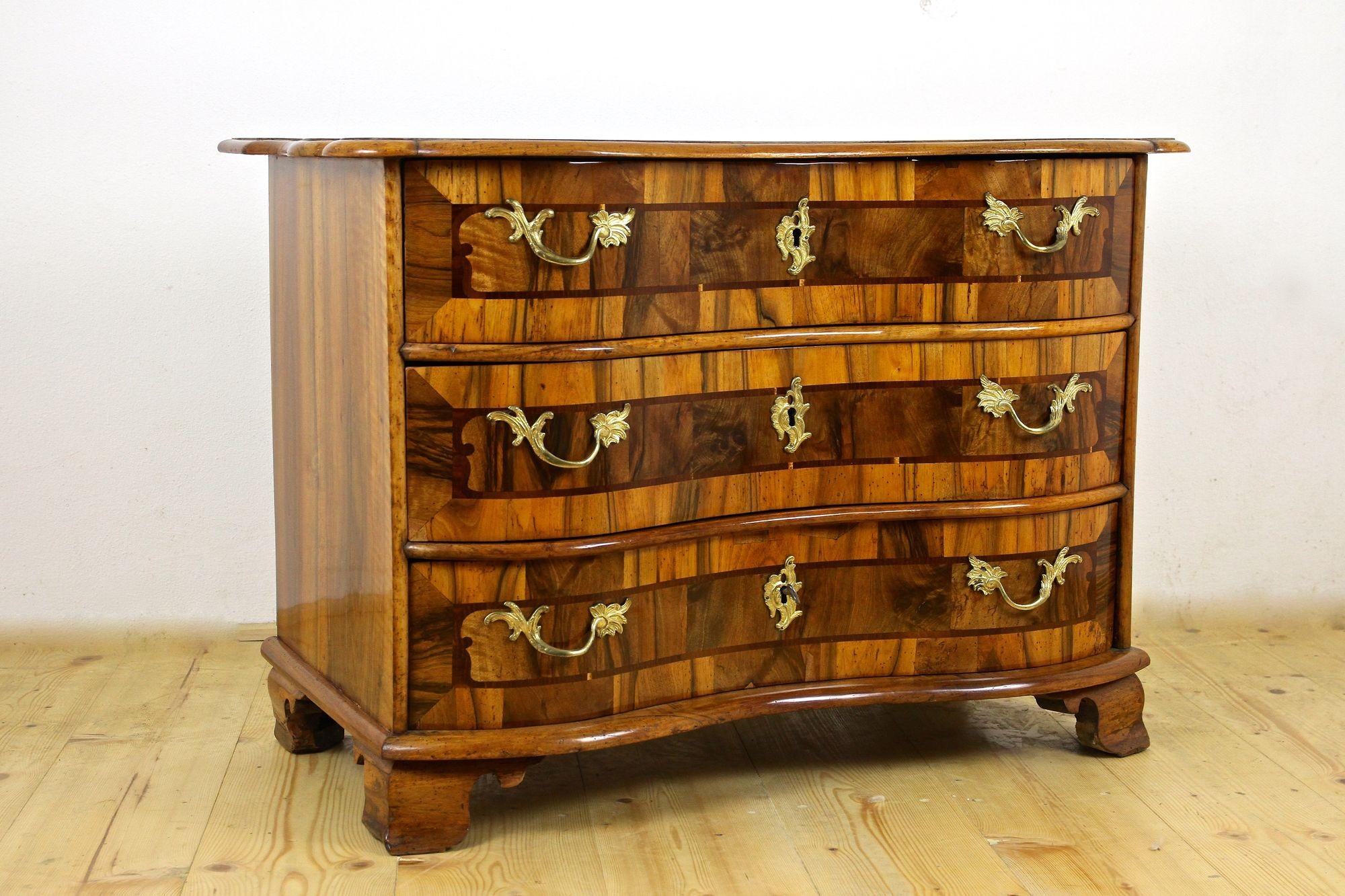 18th Century Baroque Nutwood Chest of Drawers/ Commode, South Germany circa 1760 For Sale 5