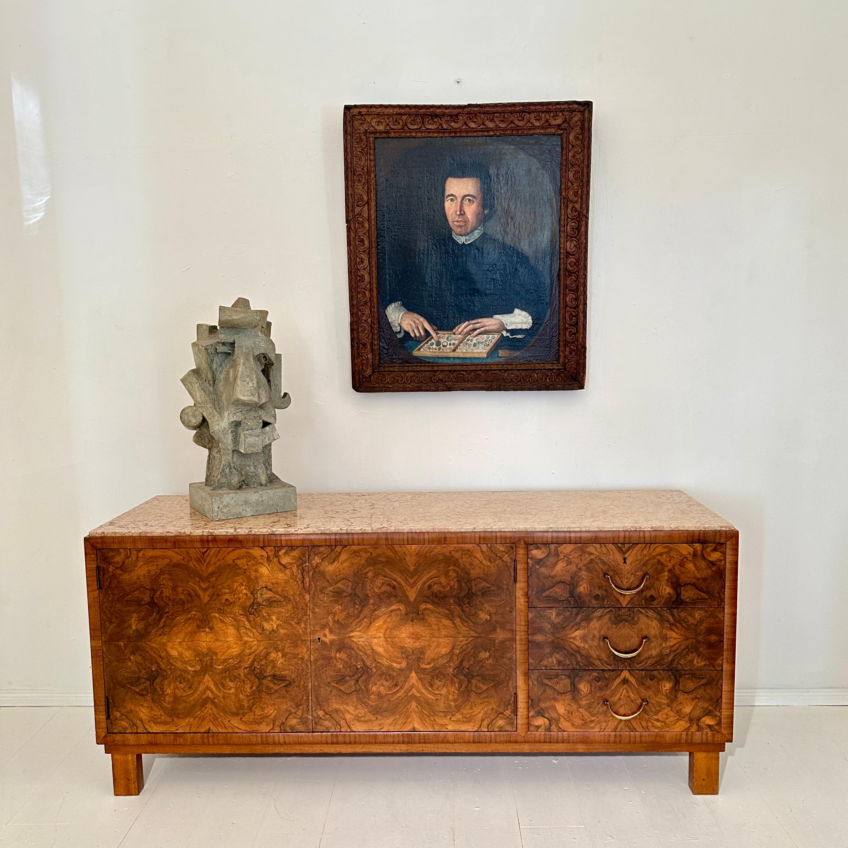 Este óleo barroco del siglo XVIII de Thomas Höchsmann, fechado en 1783, retrata vívidamente a un comerciante de piedra en un momento de cándida actividad. La obra ejemplifica el estilo barroco con su uso dramático de la luz y la sombra, detalles