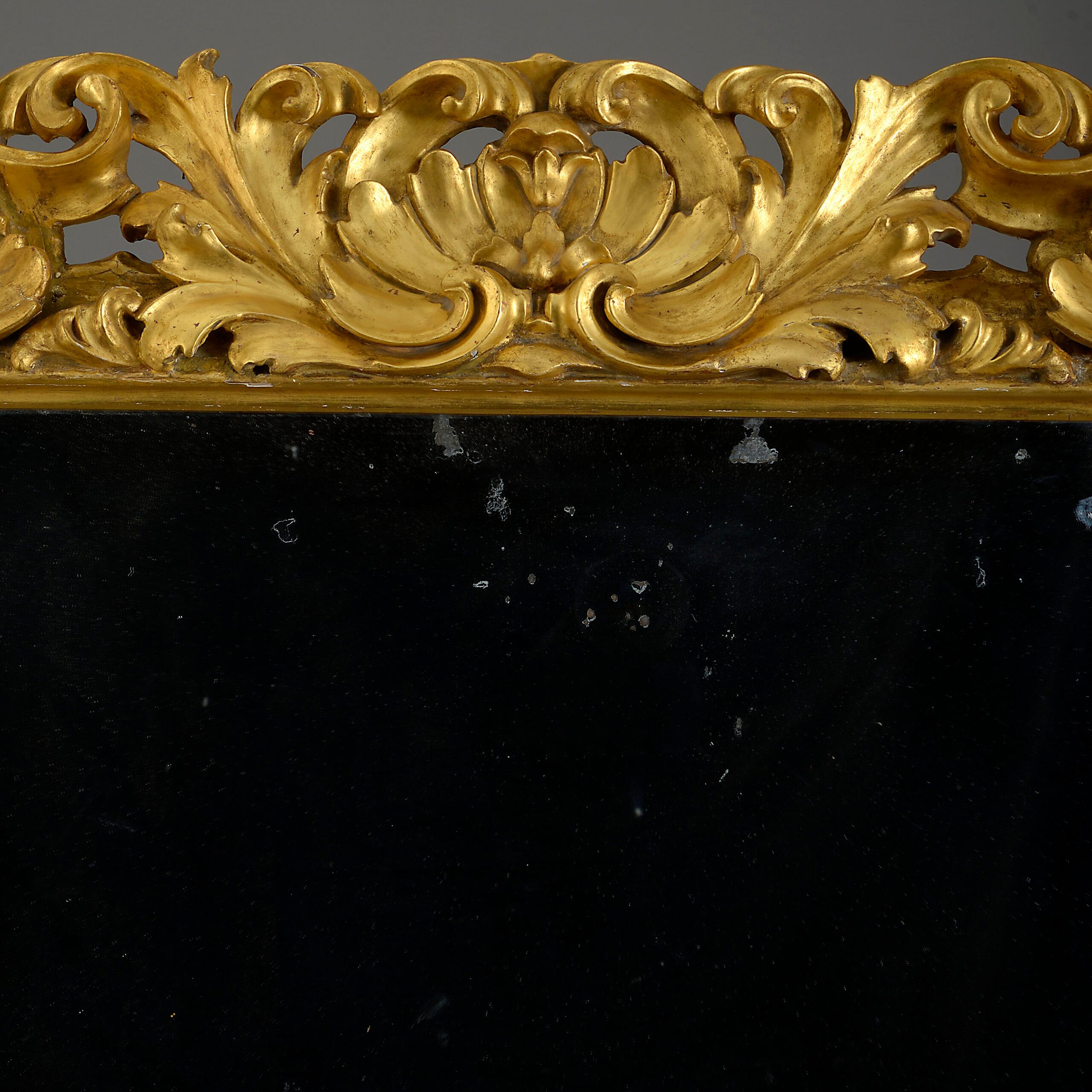 Un grand miroir baroque du début du XVIIIe siècle, le cadre en bois doré richement sculpté et décoré de feuillages, contenant une plaque de verre au mercure d'époque.

Circa 1700 Florence

Dimensions : 40.5 L x 4 P x 48.5 H pouces
103 W x 10 D x 123