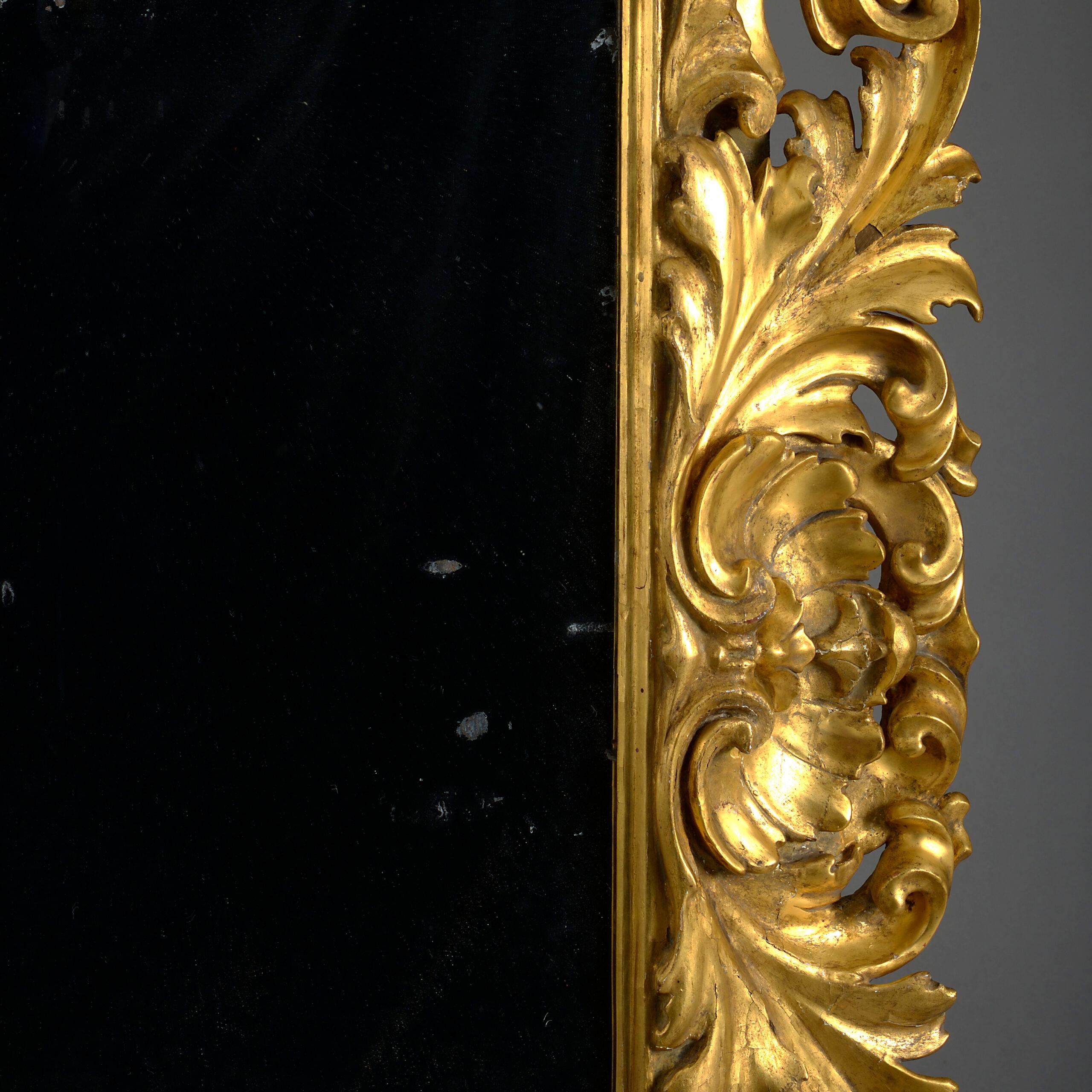 italien Miroir en bois doré sculpté d'époque baroque du 18e siècle en vente