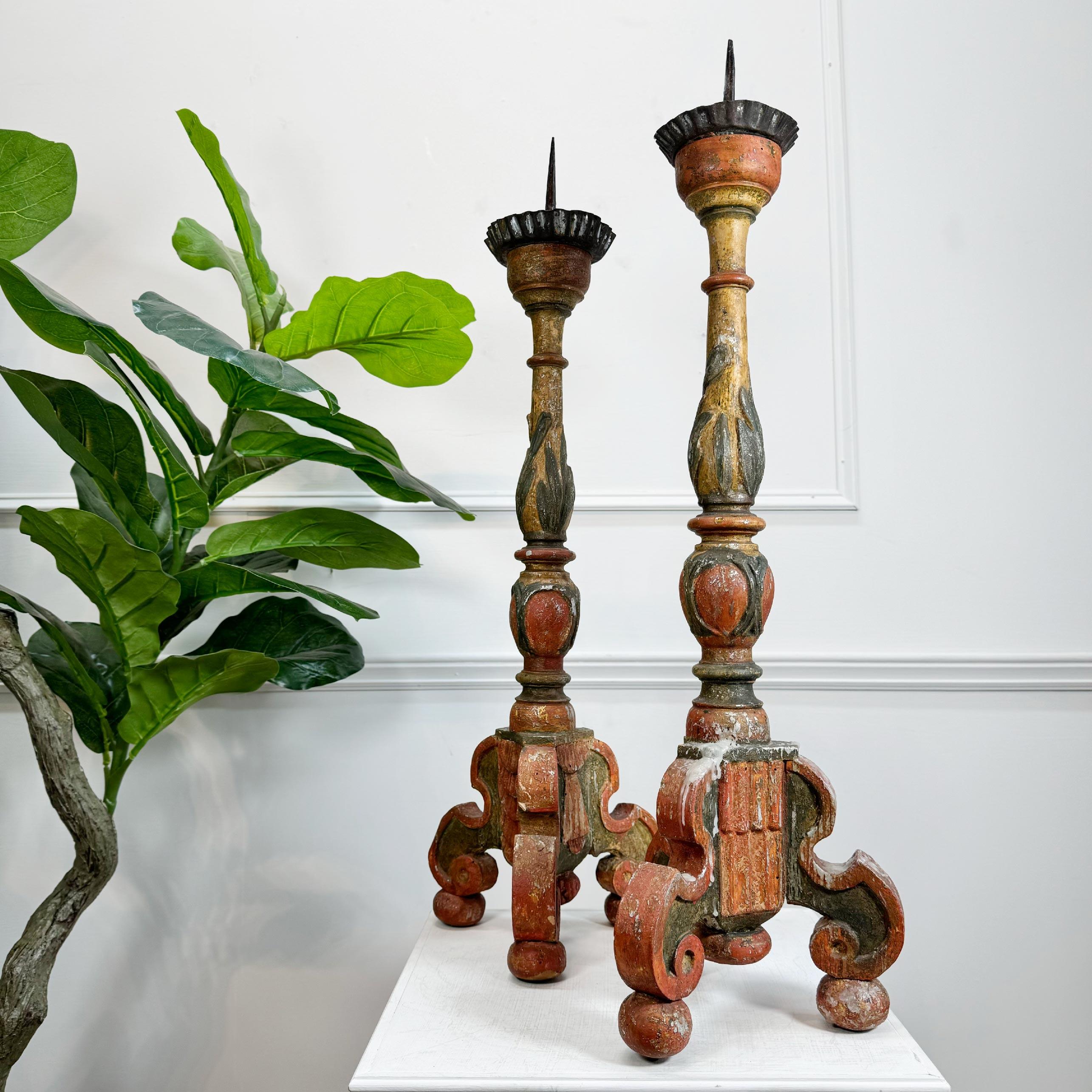 Exceptionnelle paire de chandeliers en bois peint en polychromie et sculpté à la main, provenant d'une église d'Allemagne du Sud, fin des années 1700.



Les restes de gouttes de cire historiques, pourraient être facilement enlevés, mais nous