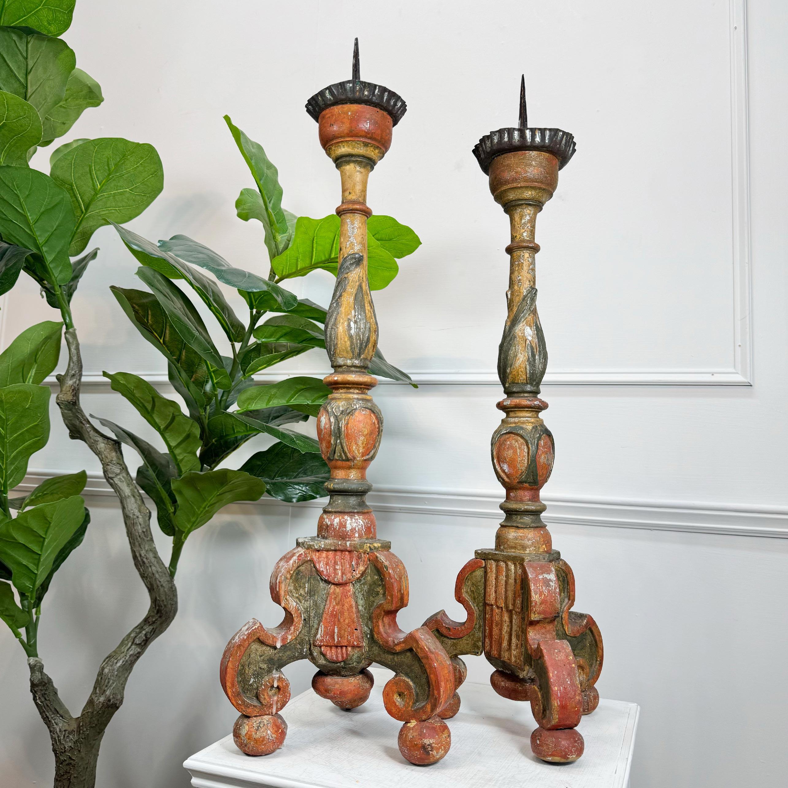 18. Jahrhundert Barock Polychromie Wood Candle Sticks im Zustand „Gut“ im Angebot in Hastings, GB
