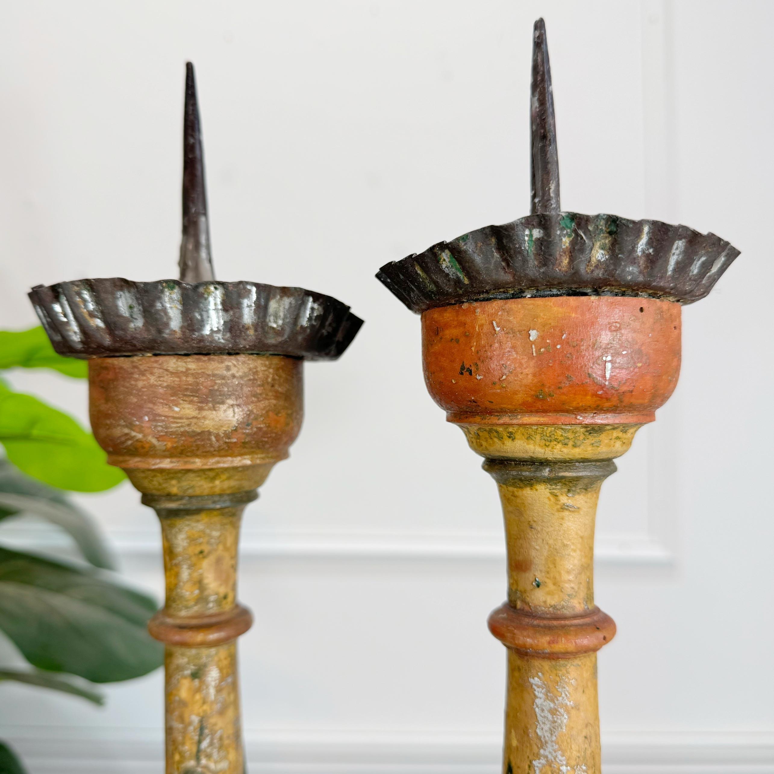 18. Jahrhundert Barock Polychromie Wood Candle Sticks (Holz) im Angebot