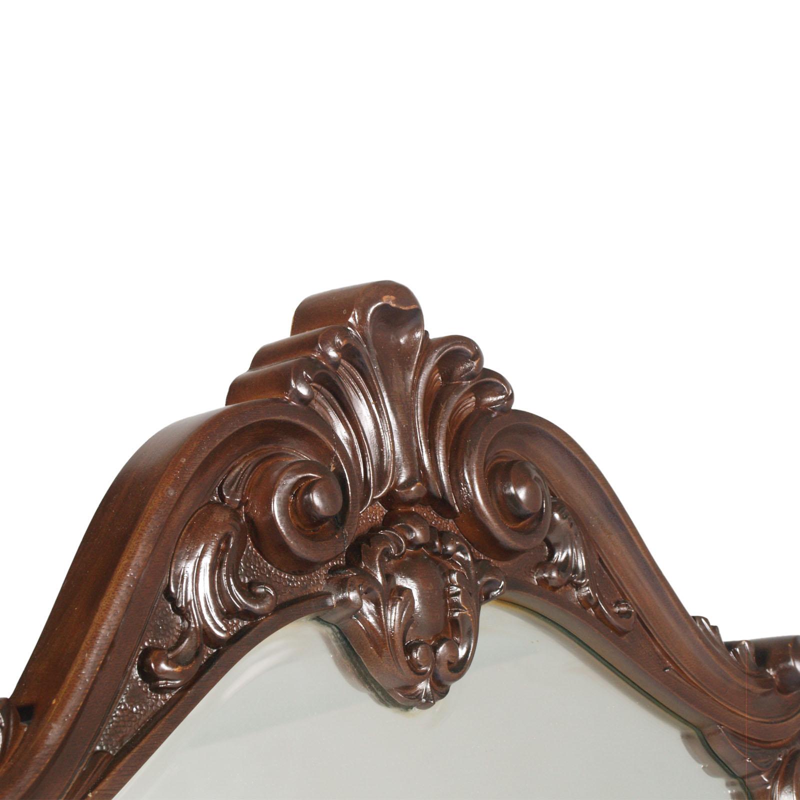 The frame is in solid walnut, made from a single wooden board and has a crack in the upper part that does not compromise the aesthetics or the solidity of the mirror. The mirror glass was replaced in the 20th century.

Measures cm: H 110, W 80, D