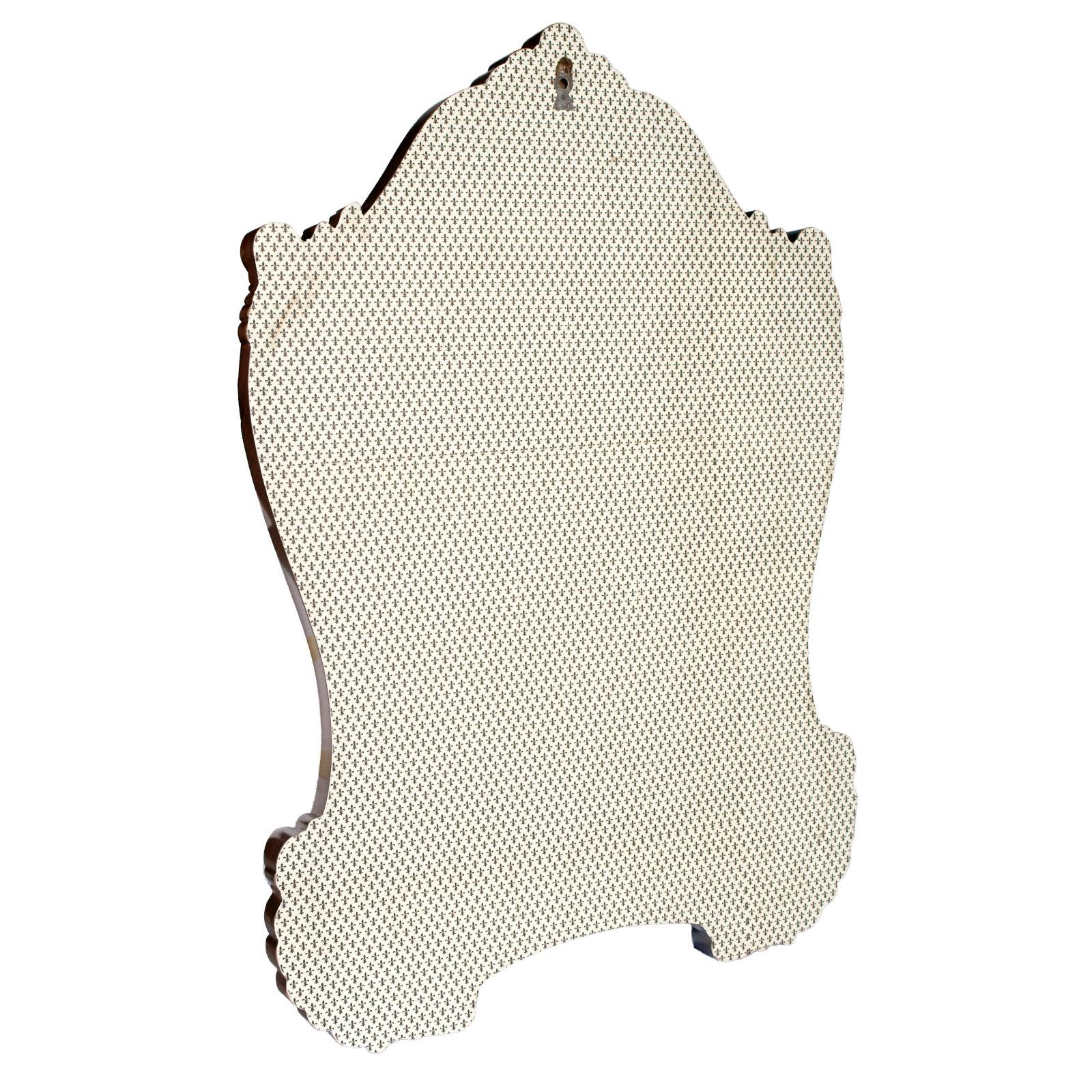 XVIIIe siècle et antérieur Miroir mural baroque de la Renaissance du 18e siècle sculpté à la main, restauré et poli à la cire en vente