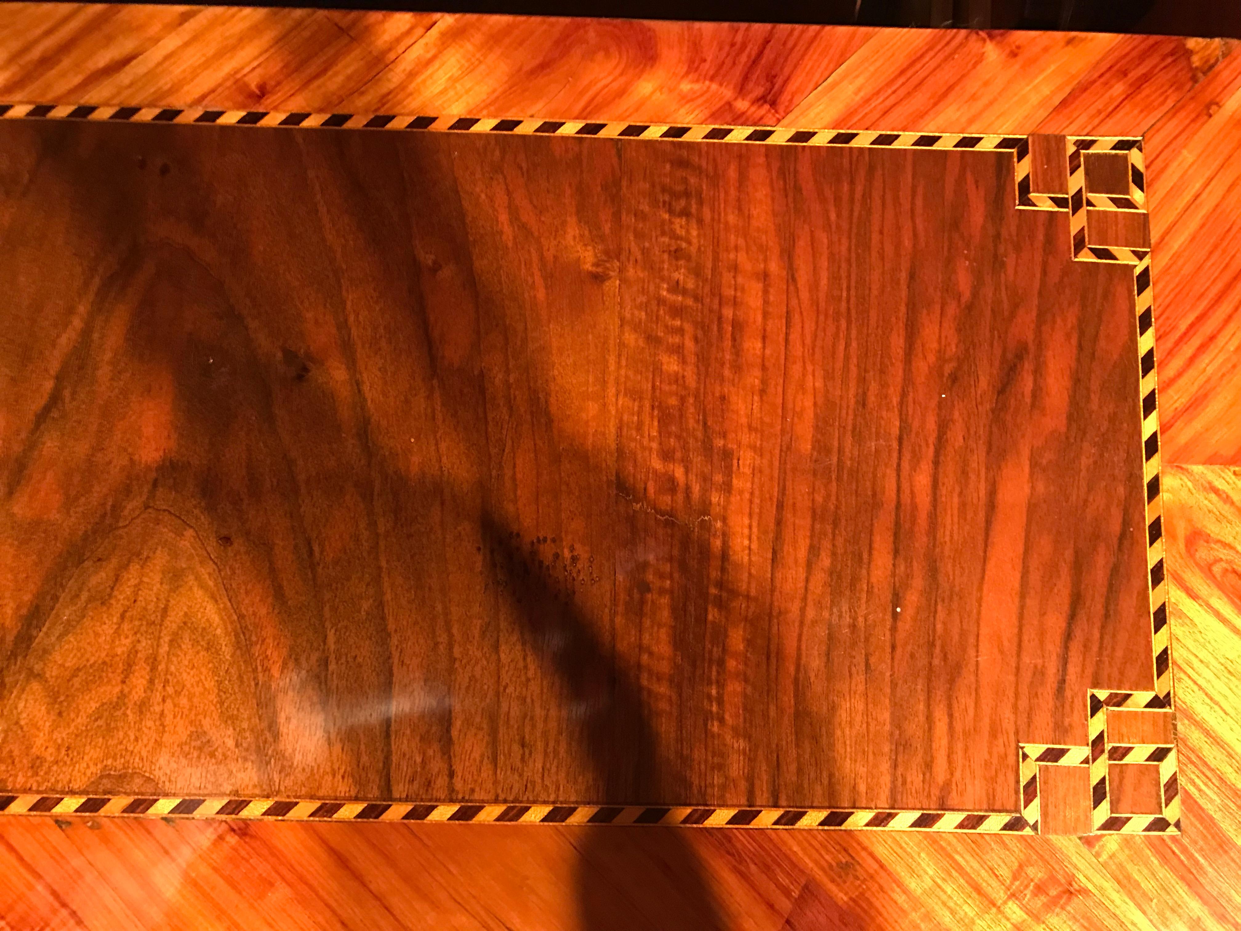 Secretaire barroco único del siglo XVIII, Alemania del Sur, probablemente región del lago de Constanza, hacia 1750-1760. 
Elaborado secreter barroco en forma de bombe con hermosa chapa y marquetería de nogal, madera de olmo y caoba, parcialmente