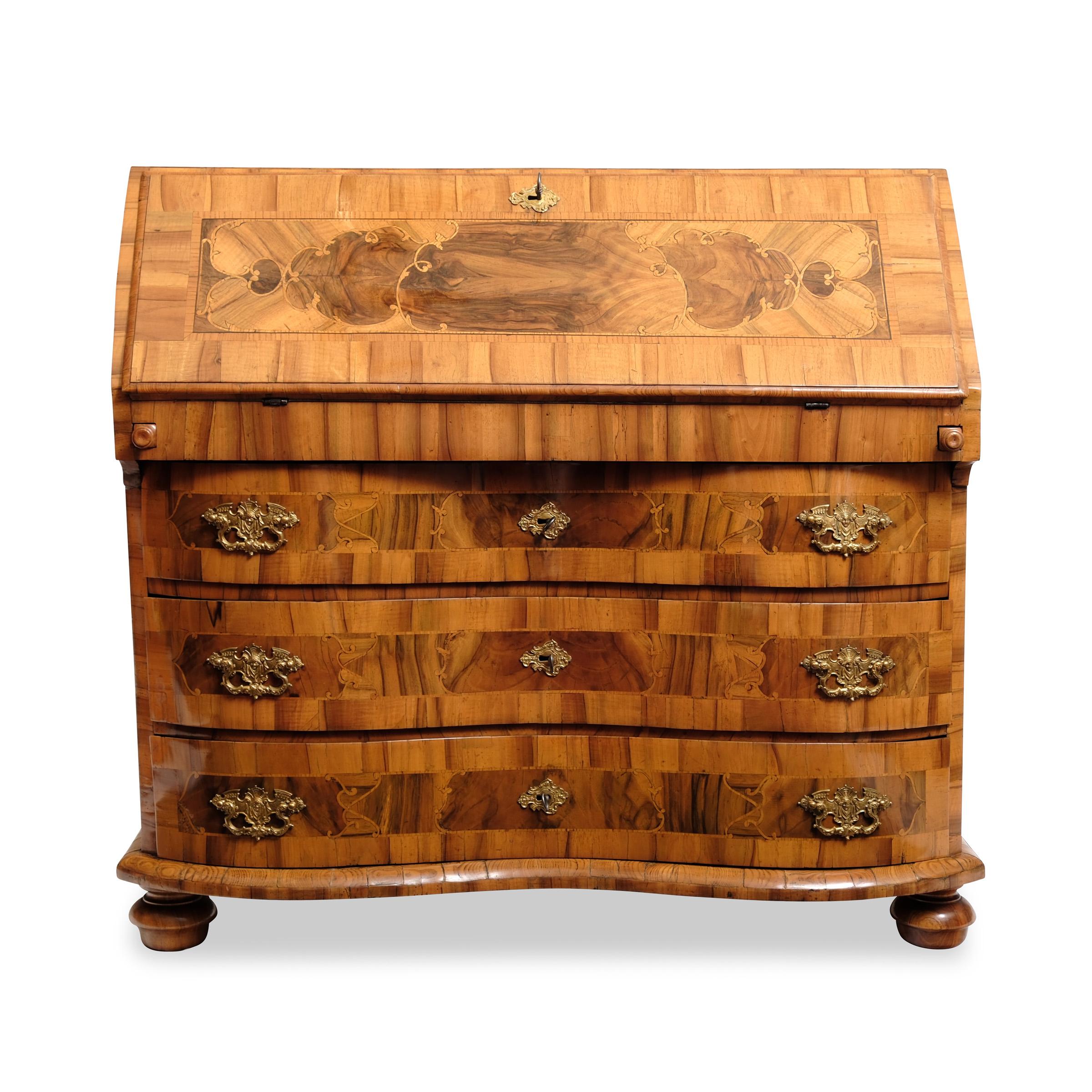 Sloping flap secretary

Baroque, Brunswick, around 1750,

walnut and walnut root wood, plum and maple veneered on softwood corpus, 3 drawers, double curved corpus on ball feet, slanted flap and front drawers with bandelwerk decoration, writing