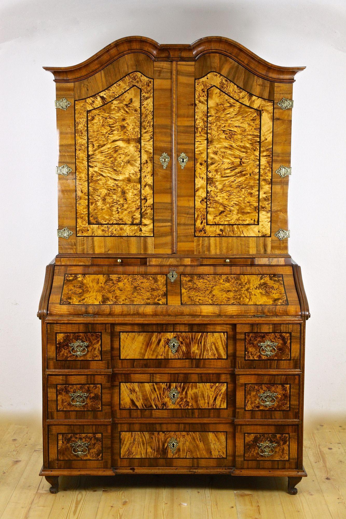Bedeutender Sekretär oder Schreibschrank aus dem 18. Jahrhundert, der um 1770 in Westdeutschland aufwändig im Barock gefertigt wurde. Verschiedene Arten von feinem Nussbaumholz wurden verwendet, um ein einzigartiges Design zu schaffen. Fantastisch