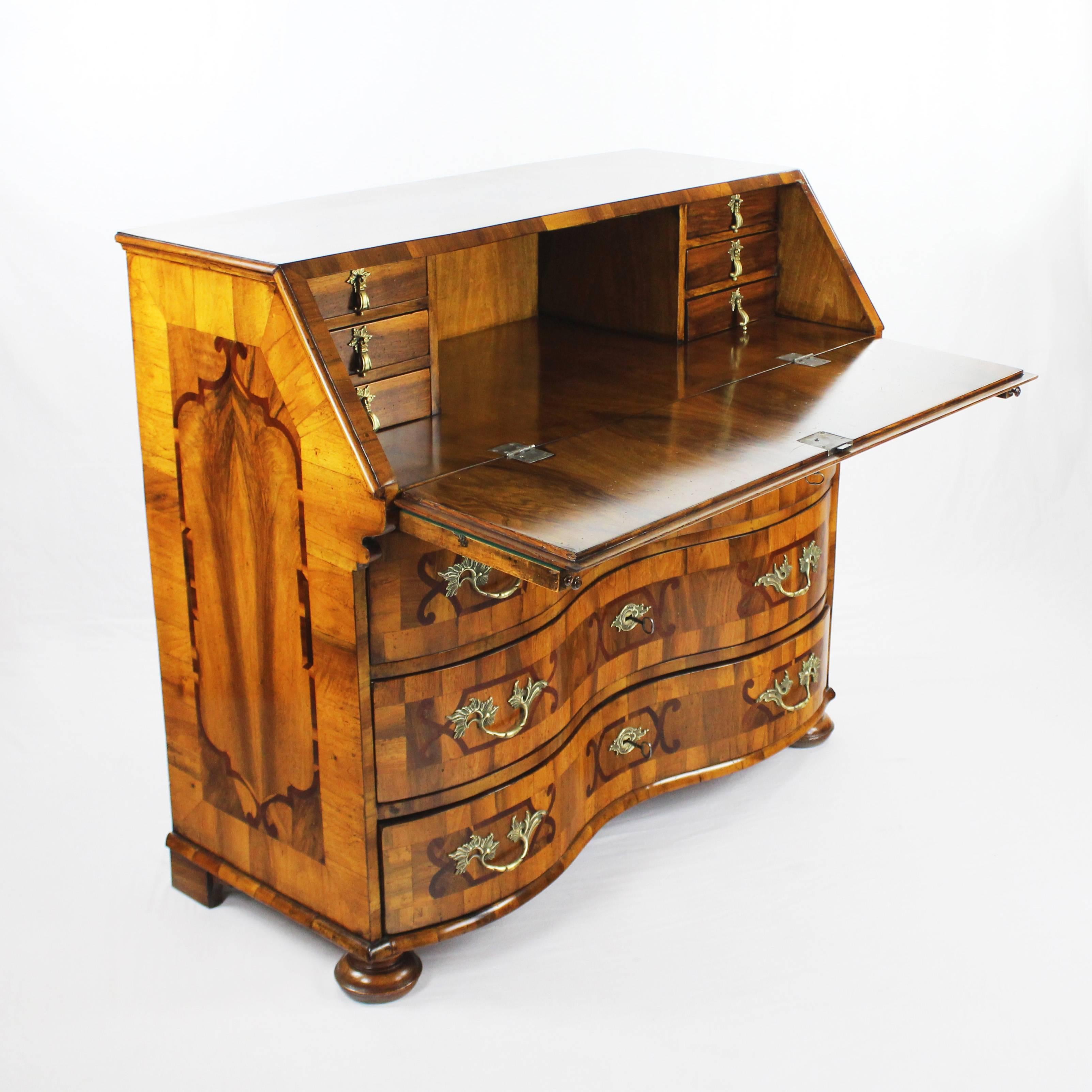 Baroque secretary, circa 1750-1760.
Walnut-tree and nut root wood.
Very fine veneer.
Numerous inlaid works.
Sloping flap.
Inside six small pushes, three large drawers.
Twice embowed body.
Restored residential-ready state.
French shellac hand